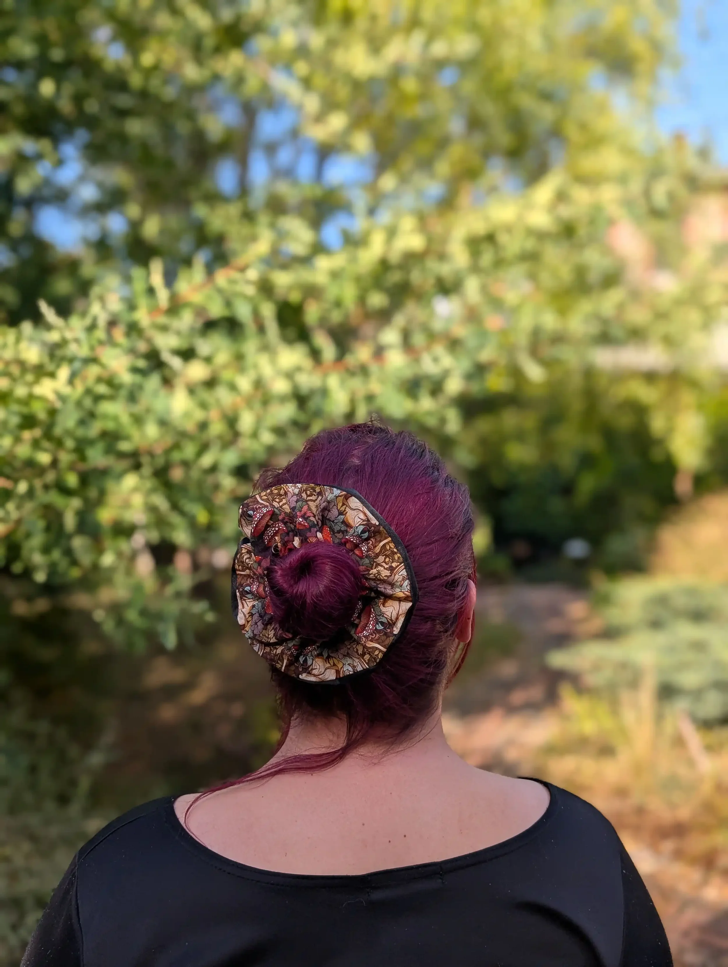 Grand chouchou Lapin vu de dos sur un chignon, motifs de lapins blancs, champignons et feuillages