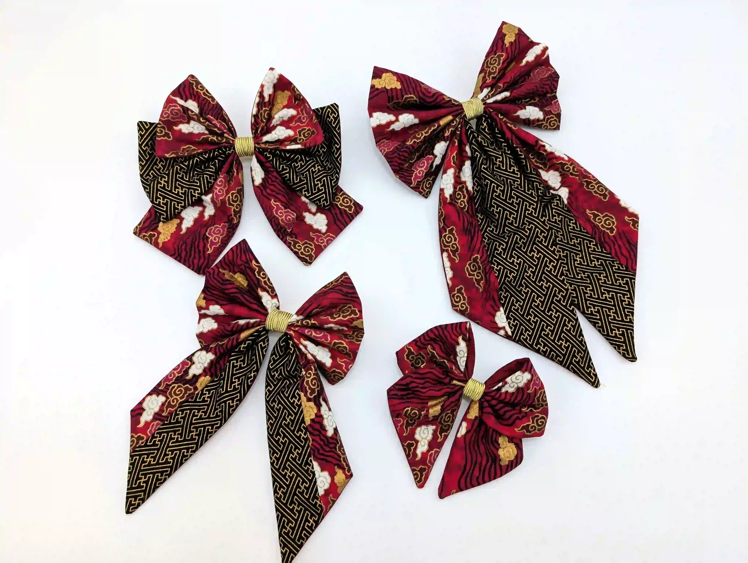 Collection de nœuds cheveux Cloud rouge en quatre tailles, motif nuage japonais doré sur fond bordeaux, associé au tissu Sayagata noir et or, confectionnés à la main en Occitanie.