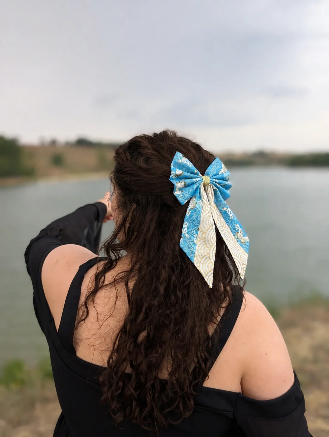 Barrette noeud Sora to Umi bleu, blanc et or portée sur une demi-queue, vue de dos.