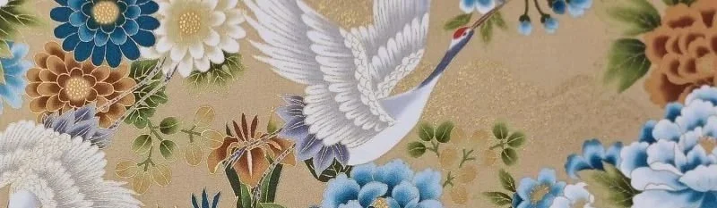 Tissu japonais beige et doré à motifs de grues Tsuru, fleurs bleues et motifs floraux traditionnels