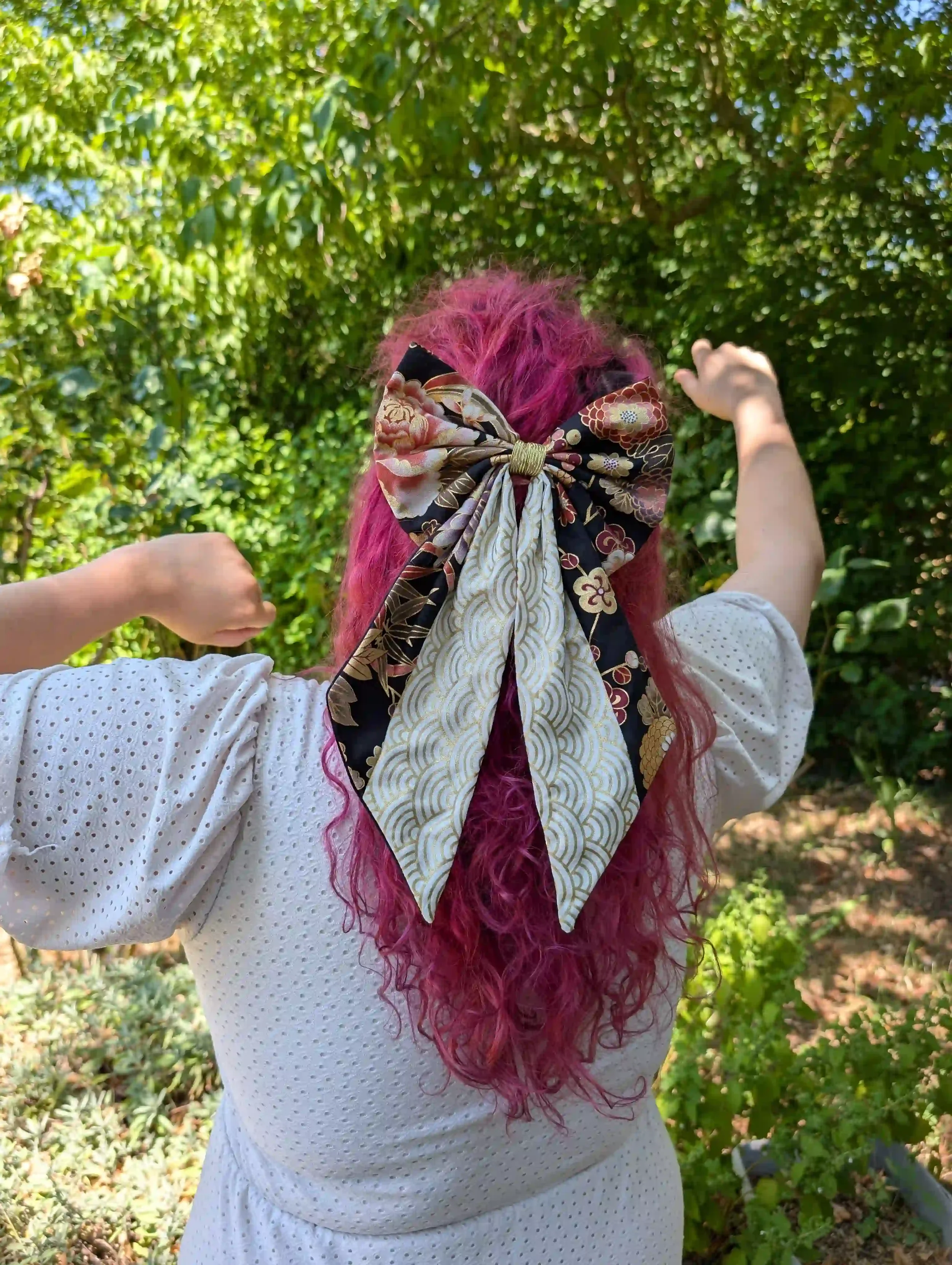 Nœud pour cheveux XL en tissu japonais noir et blanc porté sur cheveux longs, exemple de rendu d’une grande taille.