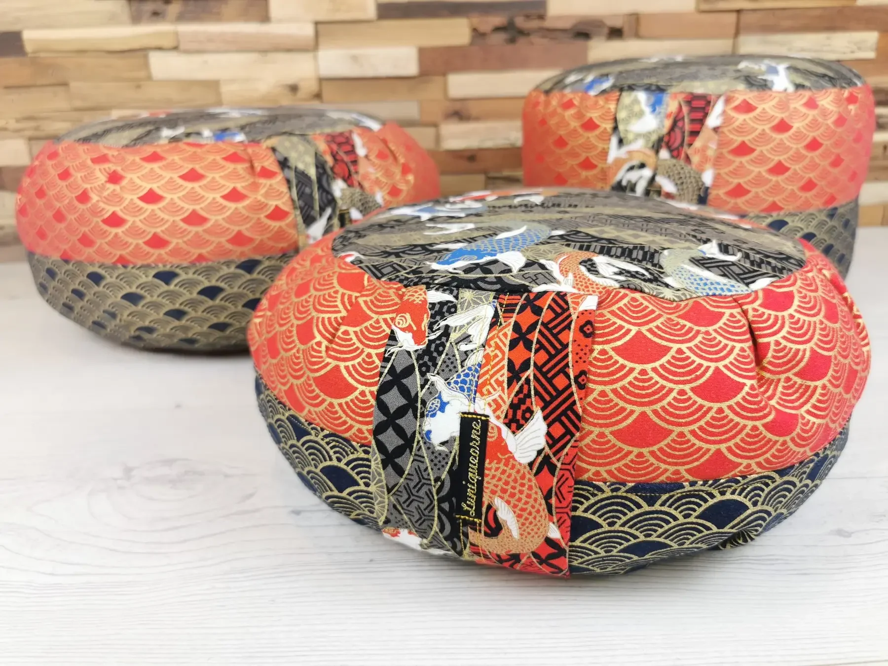Trois formats du zafu Double Koi présentant leur face noire aux motifs de carpes koï