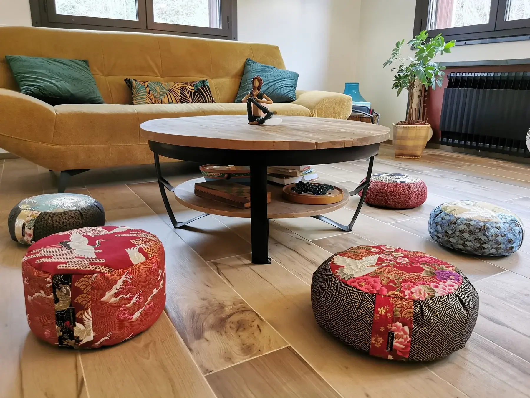 Zafu Shakudzuru utilisé comme assise d’appoint autour d’une table basse