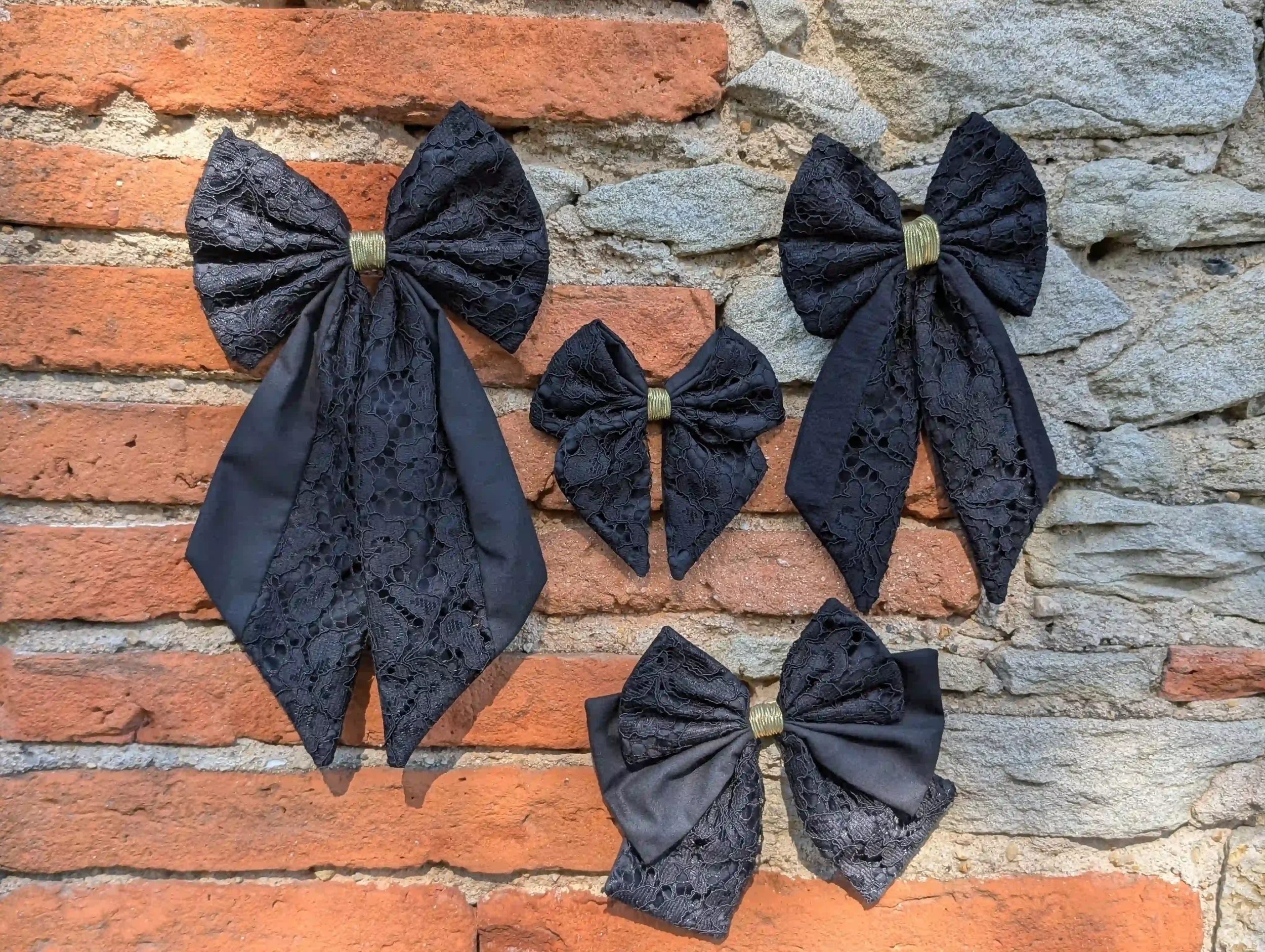 Collection de noeuds pour cheveux noirs en dentelle, présentés en différentes tailles.