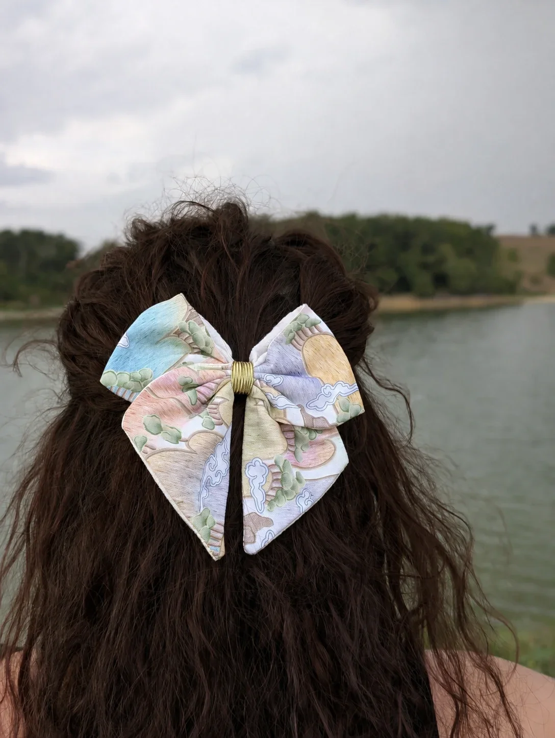 Détail du nœud cheveux Sansu, tissu coréen peinture de paysage, gros plan