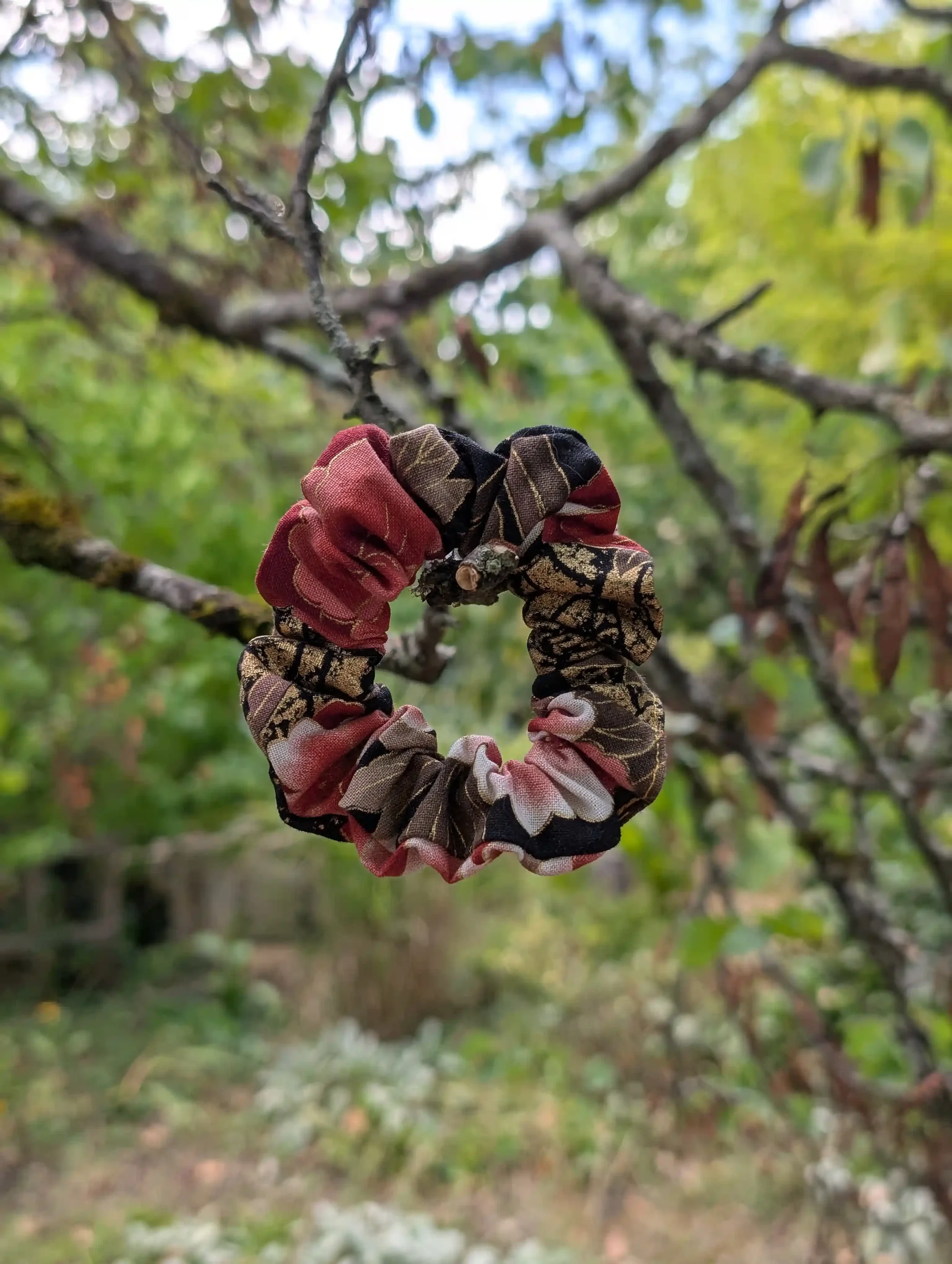 Petit chouchou cheveux Tsuru, motif floral japonais doré sur fond noir.