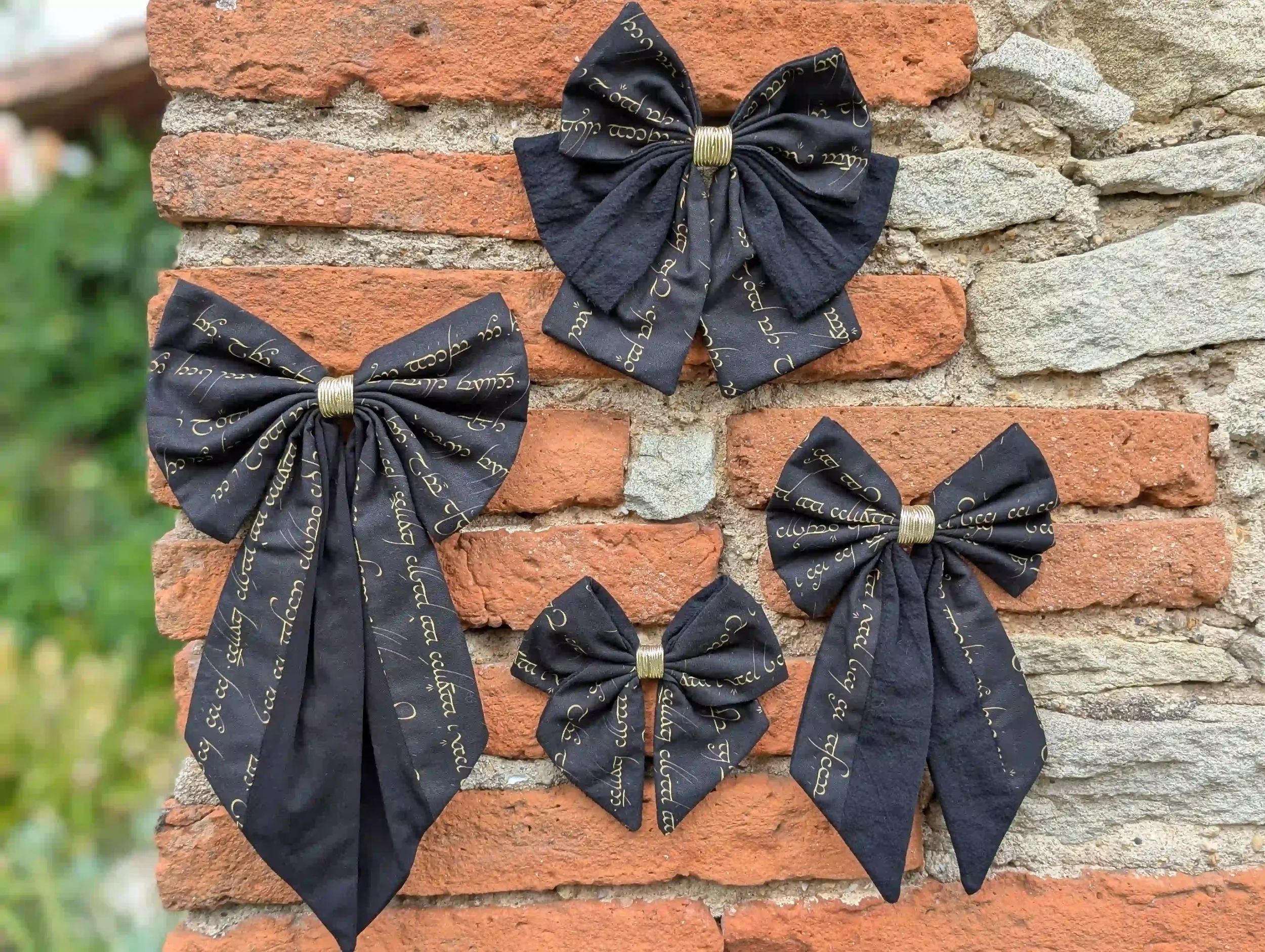 Collection de nœuds cheveux Elfique en quatre tailles, écriture mystique dorée sur fond noir, confectionnés à la main en Occitanie.