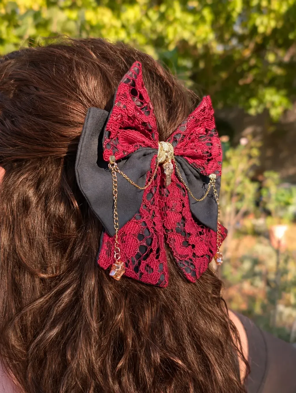 noeud bijou cheveux dentelle rouge chaines dorees brun chocolat profil.