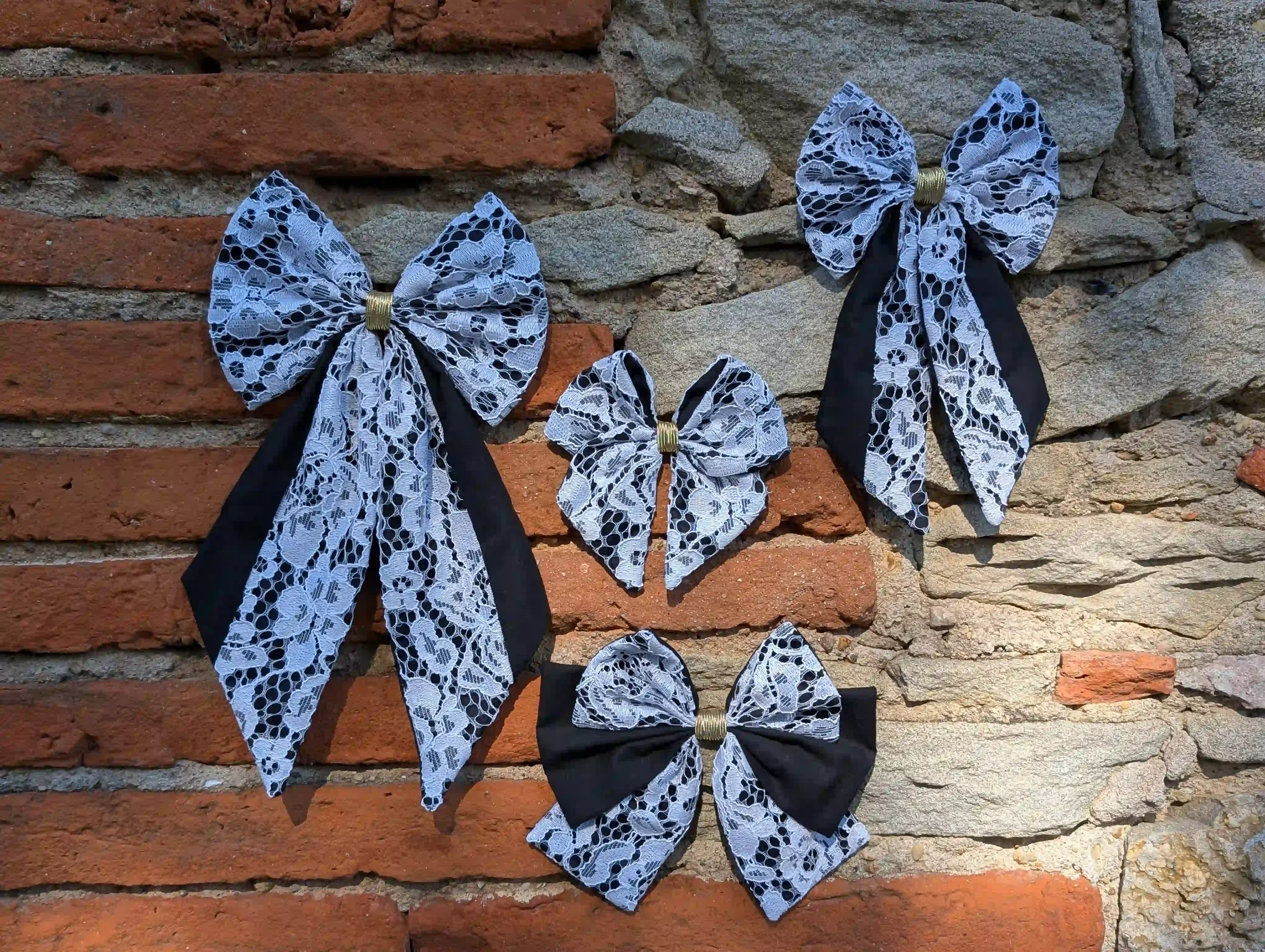 Noeuds pour cheveux en dentelle blanche et tissu noir, déclinés en plusieurs formats.