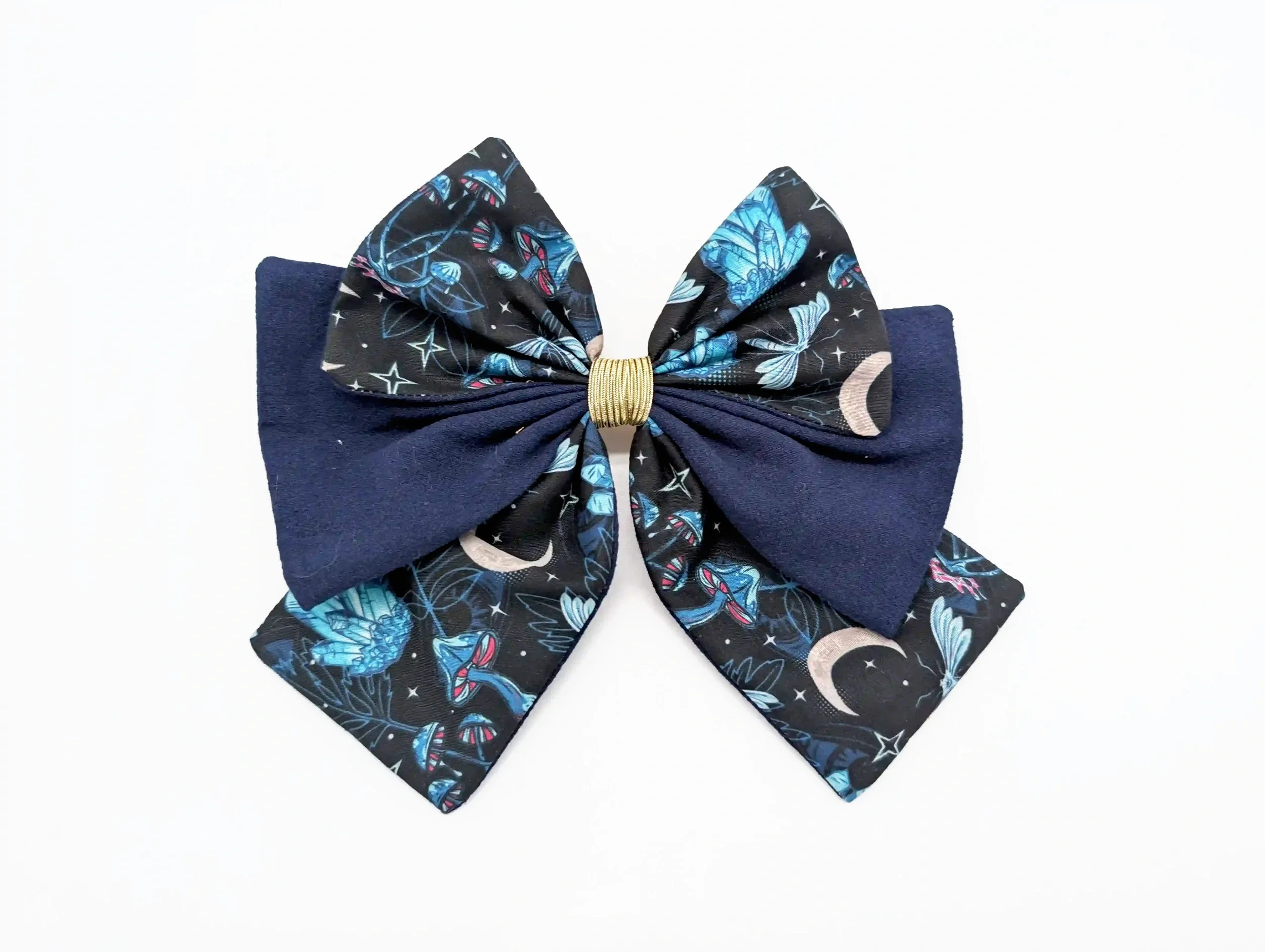 Nœud pour cheveux Cristal taille M, en tissu bleu marine à motifs mystiques bleus de cristaux, lunes et libellules, avec centre doré.