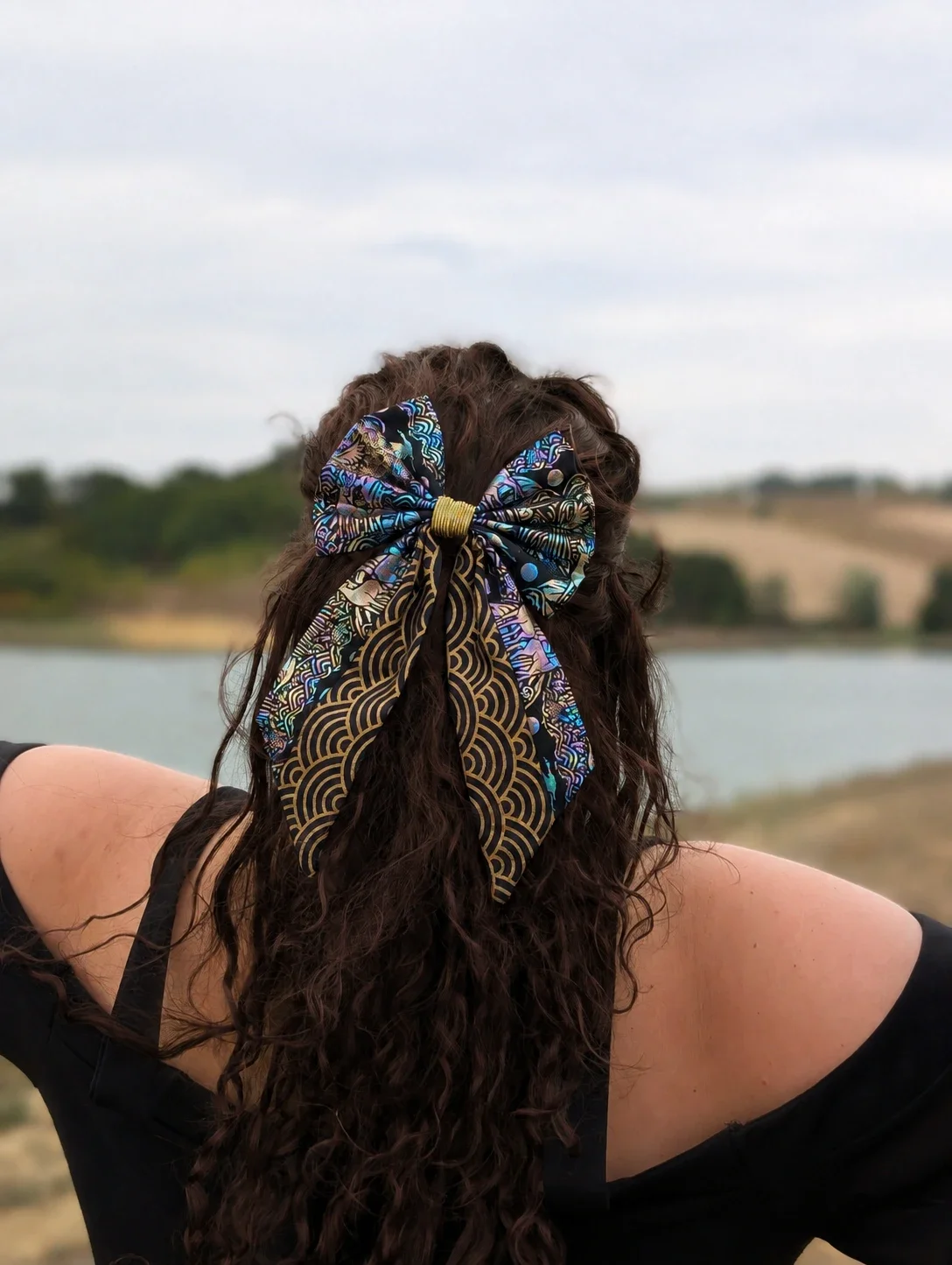 Détail du nœud cheveux Irwol, jonction entre le tissu coréen effet nacré et le tissu japonais doré, gros plan