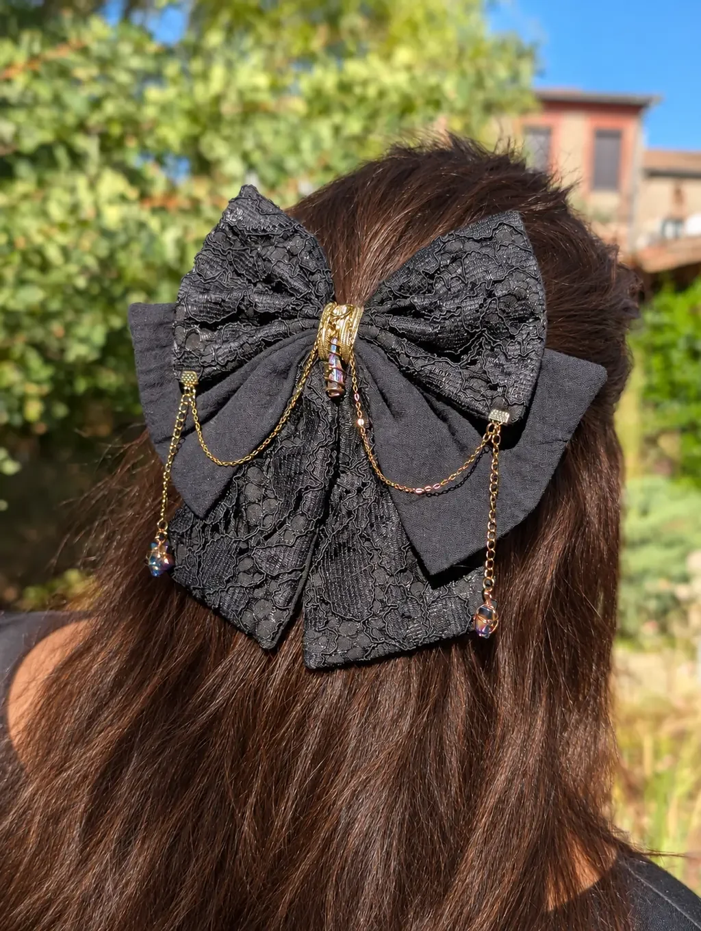 Barrette noeud bijou dentelle noire cheveux brun chocolat profil.