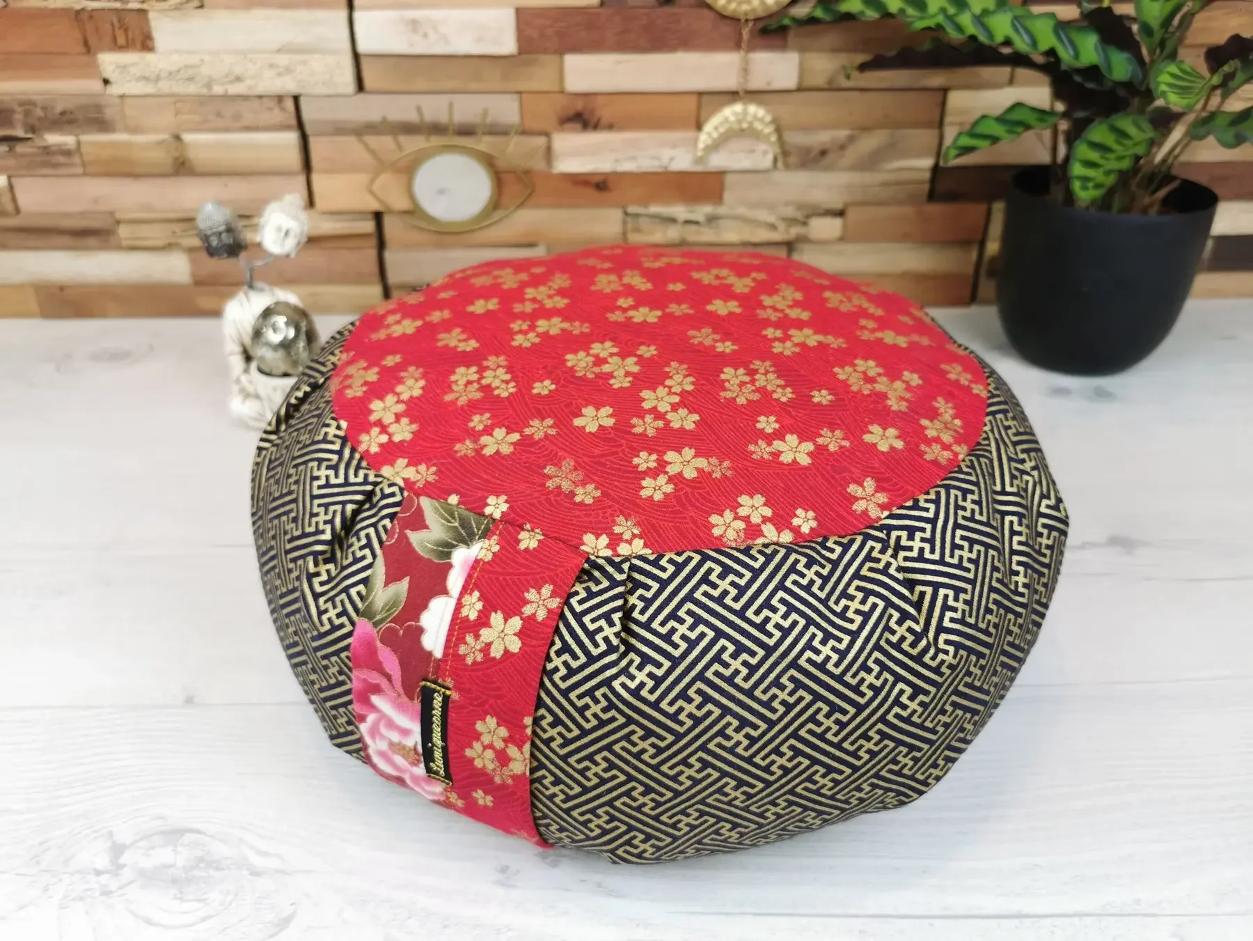 Face rouge aux petites fleurs dorées du zafu réversible Shakudzuru
