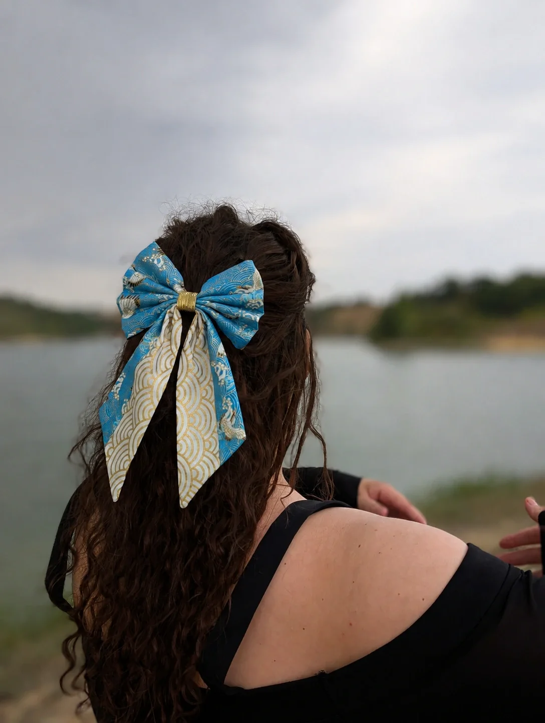 Grand noeud pour cheveux Sora to Umi bleu et doré porté sur cheveux longs, vue de dos.