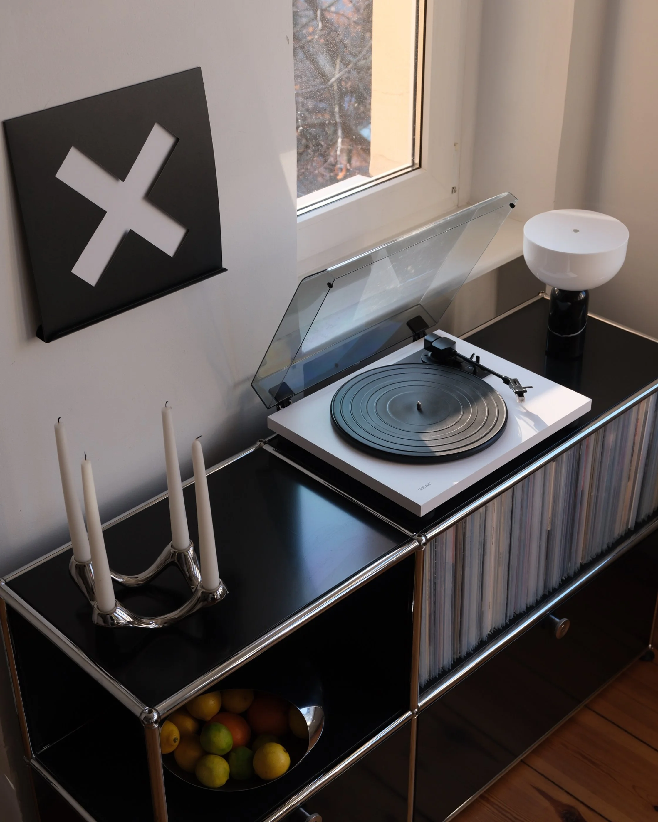 Schwarzes USM Haller Sideboard mit Plattenspieler und Kerzenhalter aus Chrom