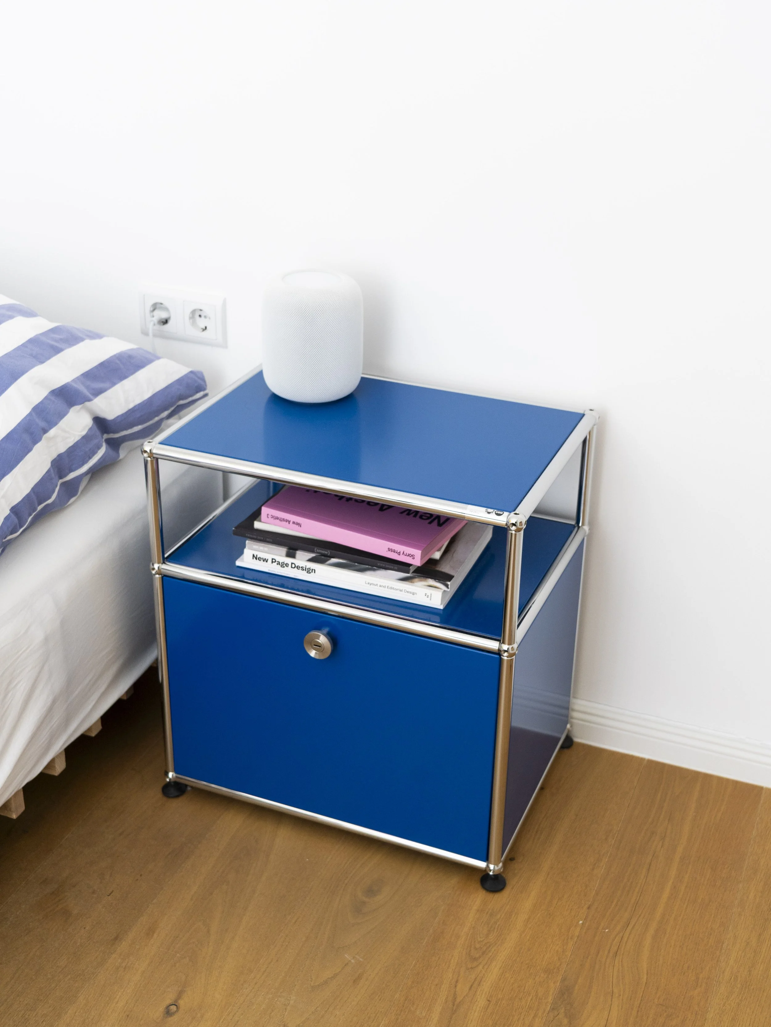 USM Haller Nachttisch in Enzianblau mit Büchern