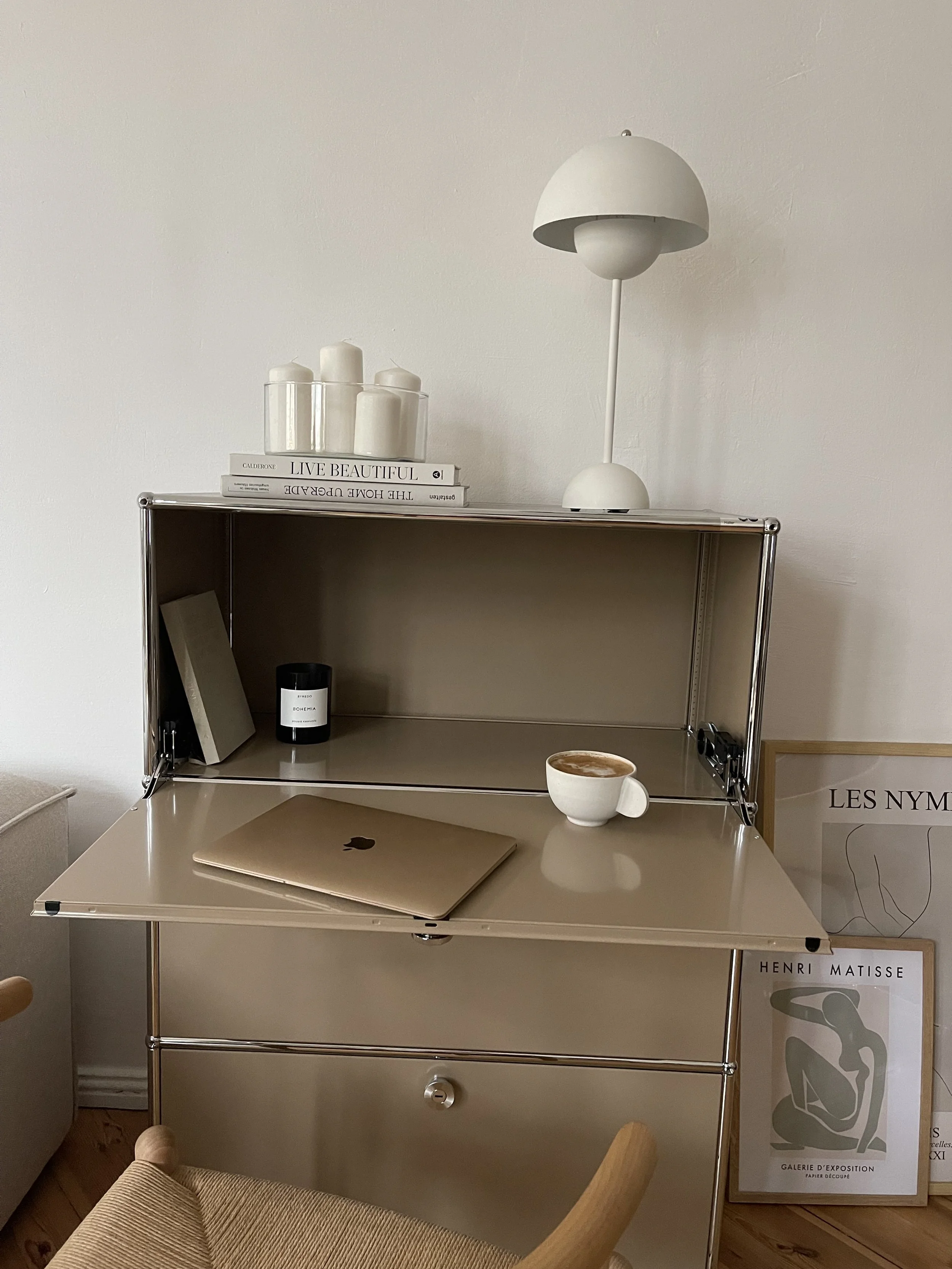USM Sideboard mit 3 Klappen in Beige als Schreibtisch, im fach liegt einLaptop und eine Kaffeetasse