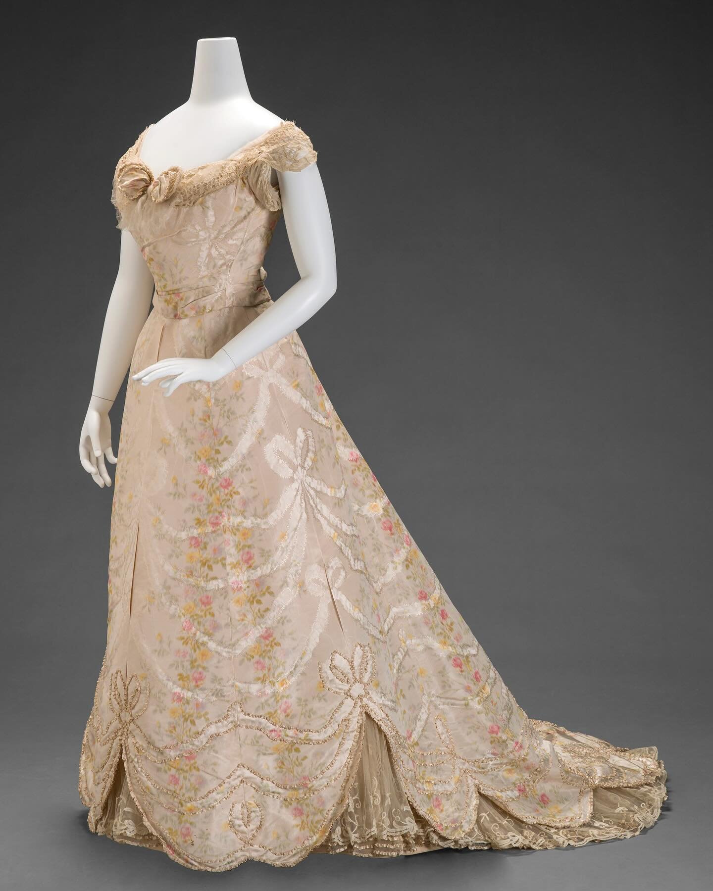 🎀 Ball gown, c. 1900, G. &amp; E. Spitzer, Newfields

Silk, silk satin ribbons, cotton lace
.
.
.
.
.
.
.
.
.
.
#1900s #1900sstyle #ballgown #historicalfashion #bows #historicaldress #victorian #edwardian