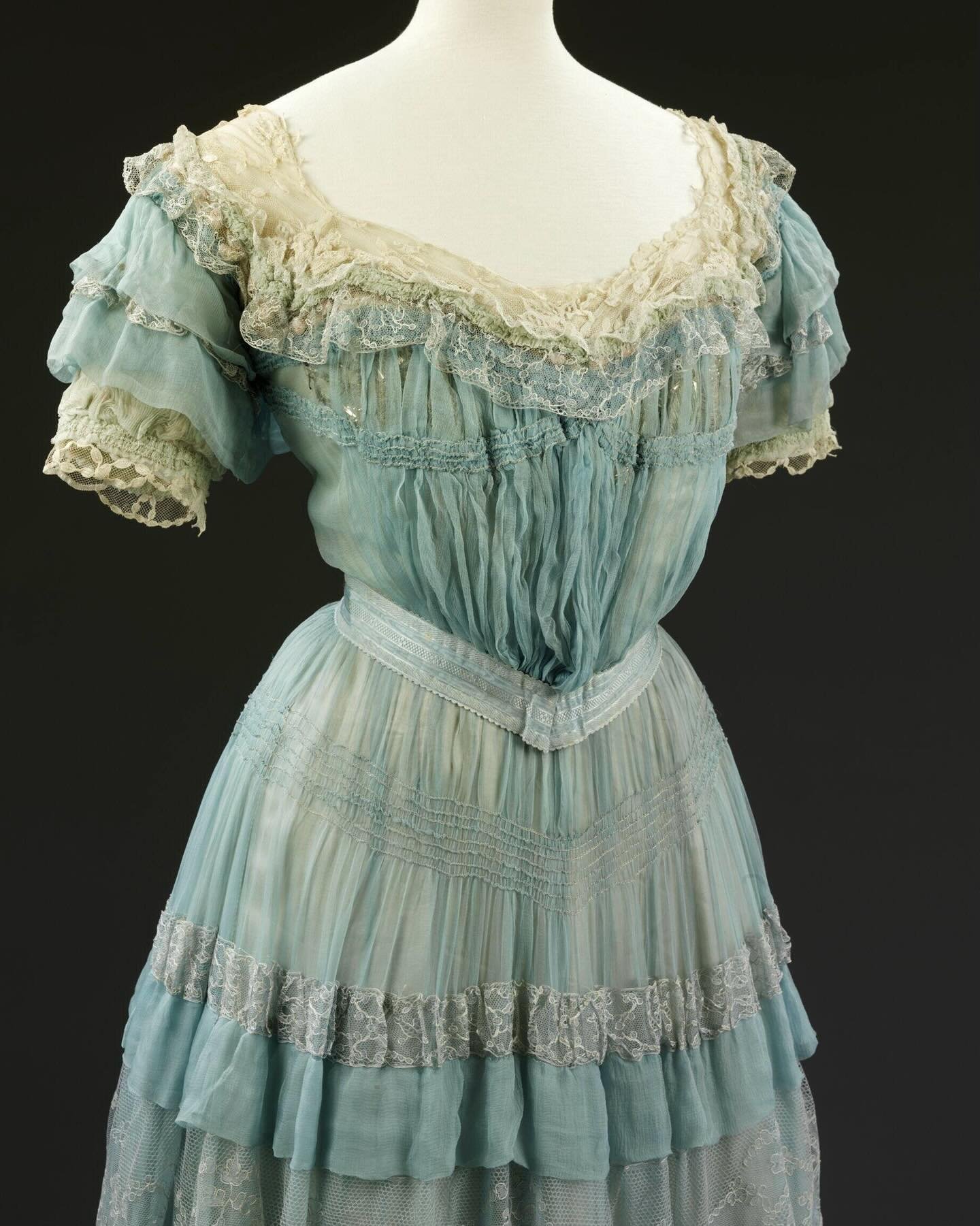 🩵 Evening dress of silk chiffon over silk linings embellished with metallic embroidery, lace, ribbon flowers

Carresaute, 1905, Lucile, V&amp;A Museum
.
.
.
.
.
.
.
.
.
.
#1900s #edwardian #edwardianfashion #belleepoque #historicalfashion #ladyduffg