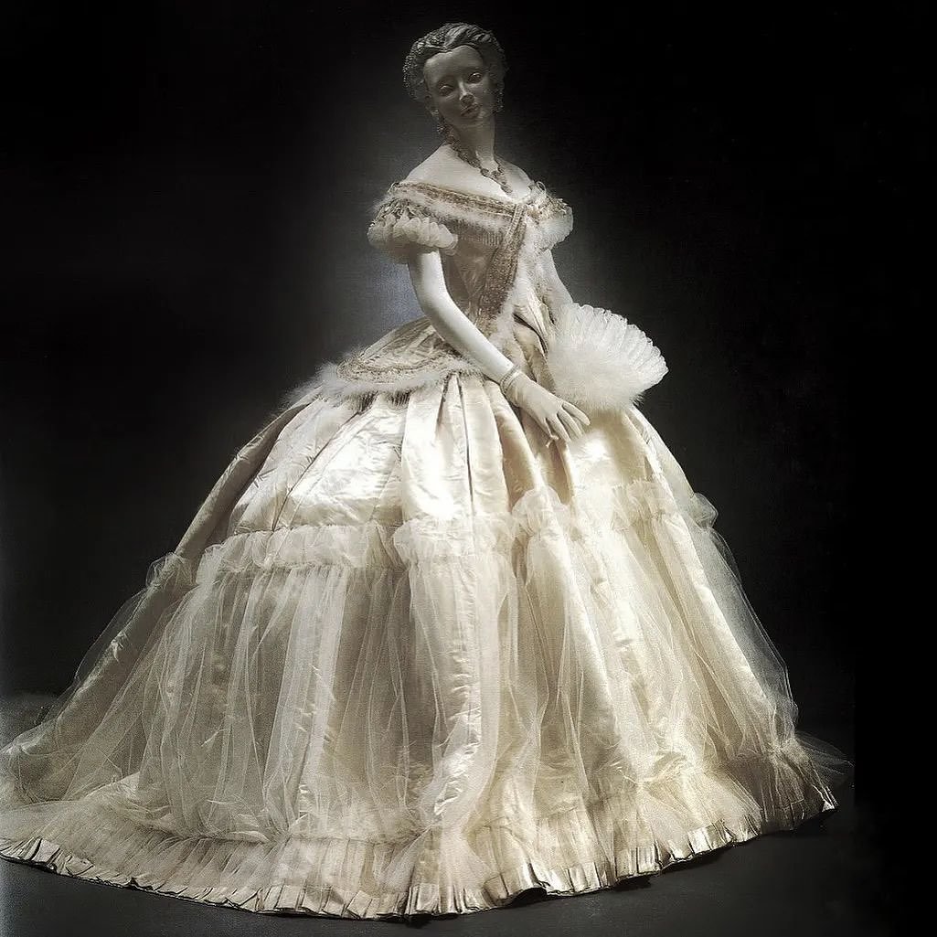 👰&zwj;♀️ &ldquo;A sketch for the evening bodice of this gown is in the Worth archive of the Fashion Museum of Bath and North East Somerset Counties. Referred to as &ldquo;baby doll,&rdquo; the princess seaming (an unbroken waistline) of the evening 