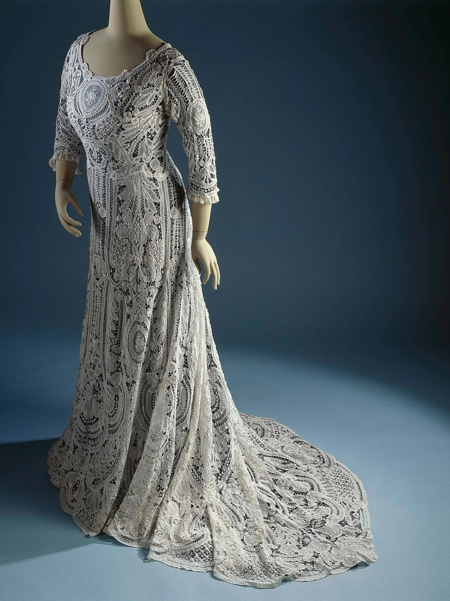 🤍 Edwardian cotton lace dress with needle lace fillings. Sleeves trimmed with a strip of mechanical Valenciennes lace and mechanical lace medallions.

Cotton lace dress, c. 1900-1910, anonymous lace workers likely from Belgium, Rijksmuseum
.
.
.
.
.