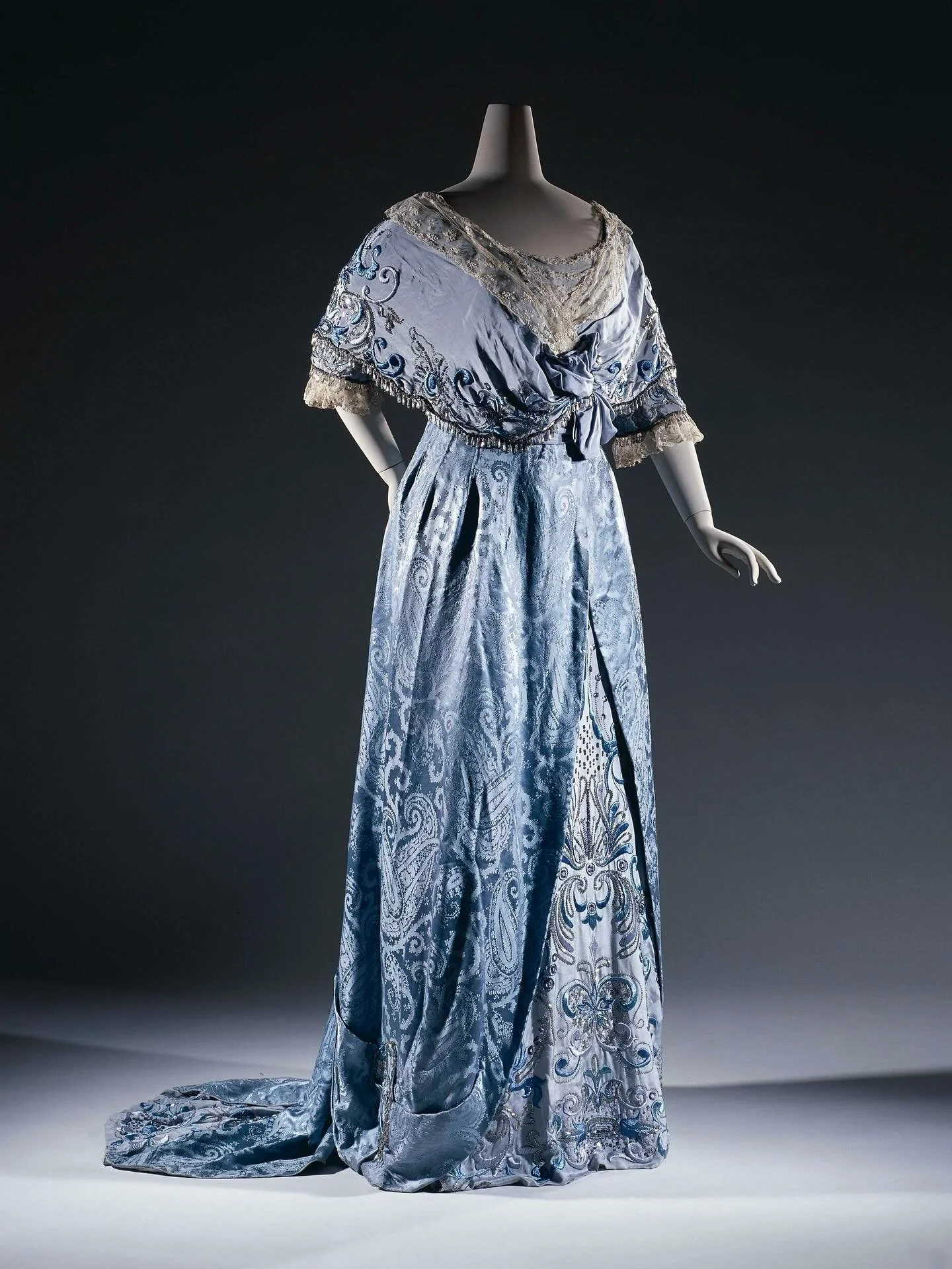 💙 Blue silk damask dress embroidered with two shades of blue silk, silver thread and silver sequins

Dress, c. 1907-1909, Am&eacute;lie Petey et Femme Blineau, Rijksmuseum
.
.
.
.
.
.
.
.
.
.
#1900s #edwardian #belleepoque #historicalfashiom #histor