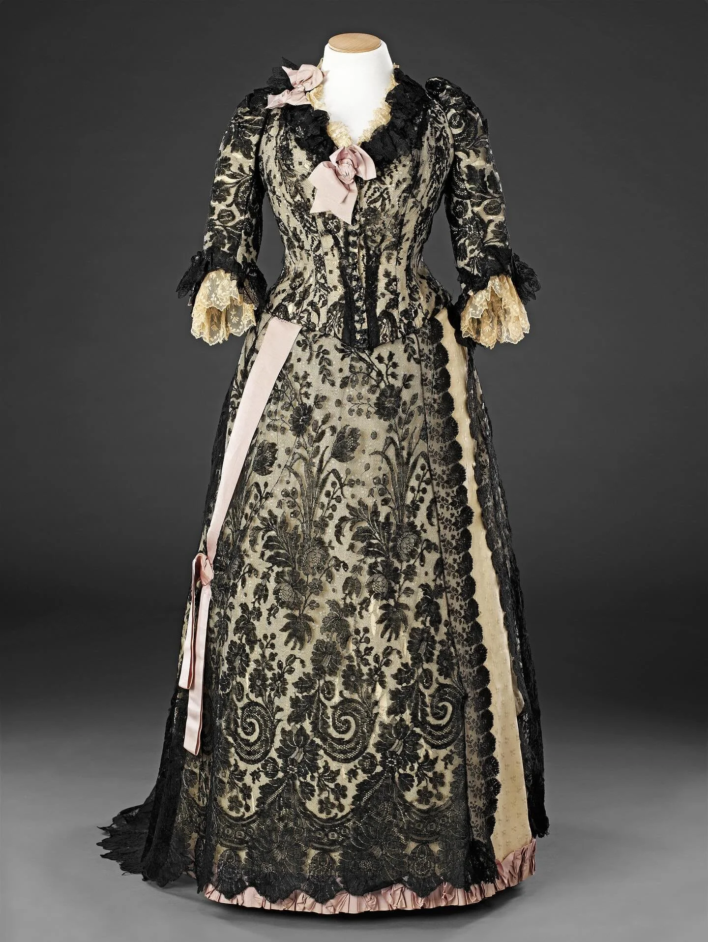 🎀 &ldquo;This dress previously belonged to Doris Langley Moore, whose collection formed the basis of the Museum of Costume (now the Fashion Museum) in Bath...

In the text for this dress, Moore discusses the popularity of asymmetry in the 1880s, sho