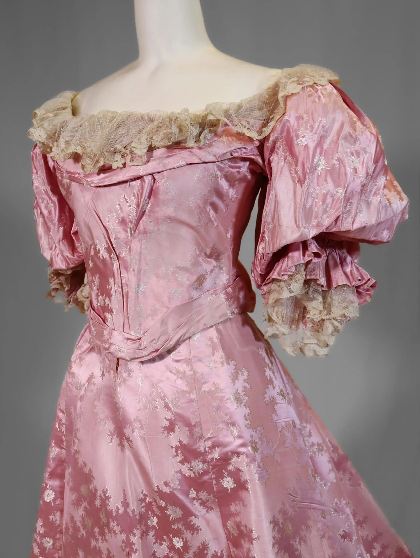 🎀 &ldquo;The dress belonged to&hellip;Carolyn Lydia Goodridge (Mrs. John H. Iselin Jr.) who was married in 1899. Carolyn wore the gown at the Bradley Martin Costume Ball at the Waldorf Astoria on February 11, 1897- a social event rating two full pag