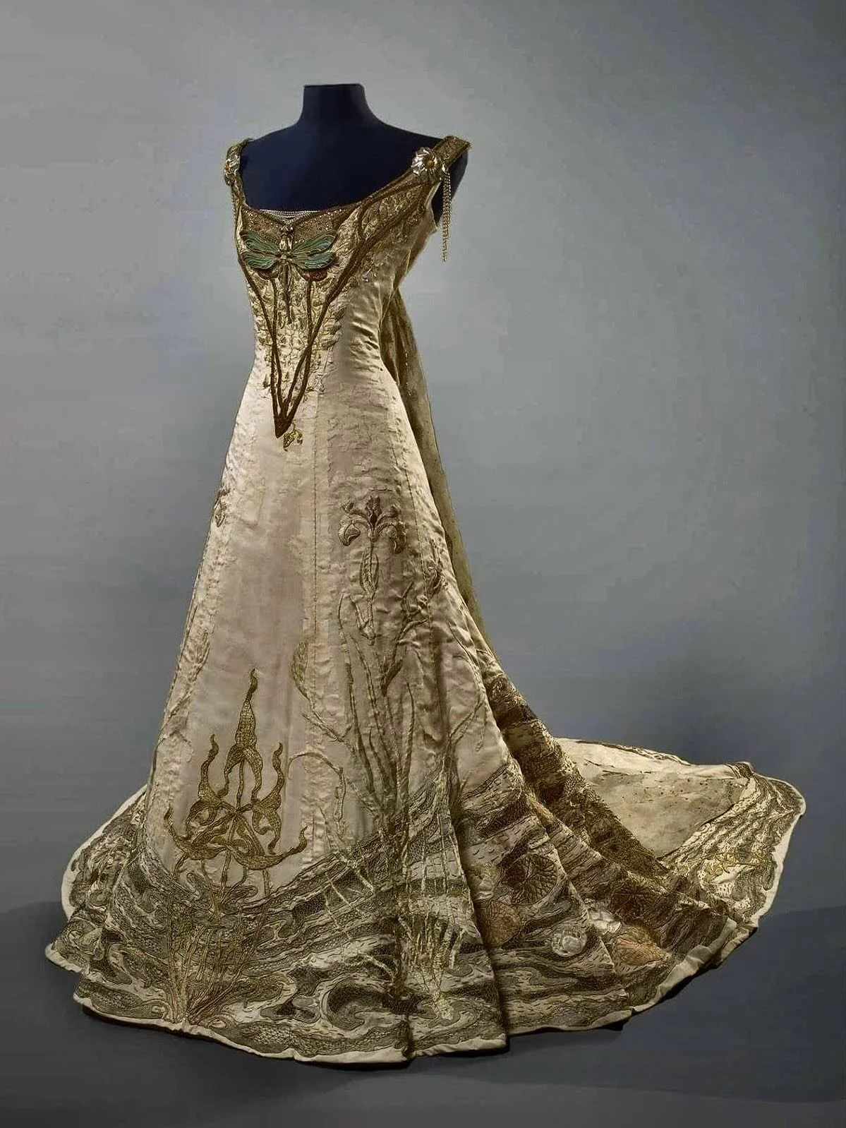 🍃The Bord de rivi&egrave;re au printemps (riverside in spring) dress was a collaboration between Art Nouveau artist Victor Prouv&eacute; and Fernand Courteix.

Bord de rivi&egrave;re au printemps (riverside in spring) dress, 1900, Victor Prouv&eacut