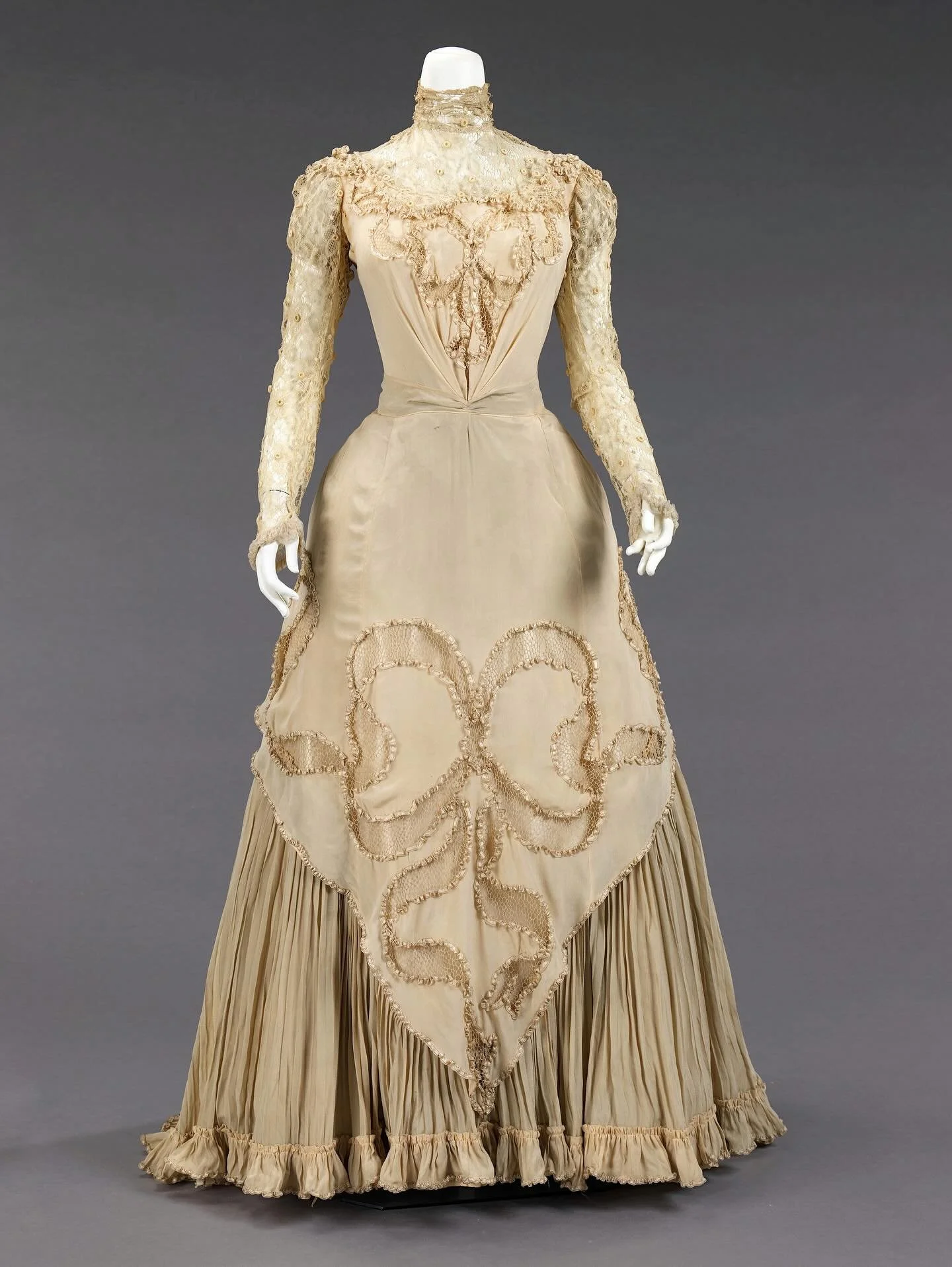 🎀 &ldquo;Herbert Luey was a significant dressmaker working in Brooklyn when downtown Brooklyn was a popular shopping destination. The complexity of the construction attests to his competence as a dressmaker.&rdquo;

Silk, linen

https://www.metmuseu