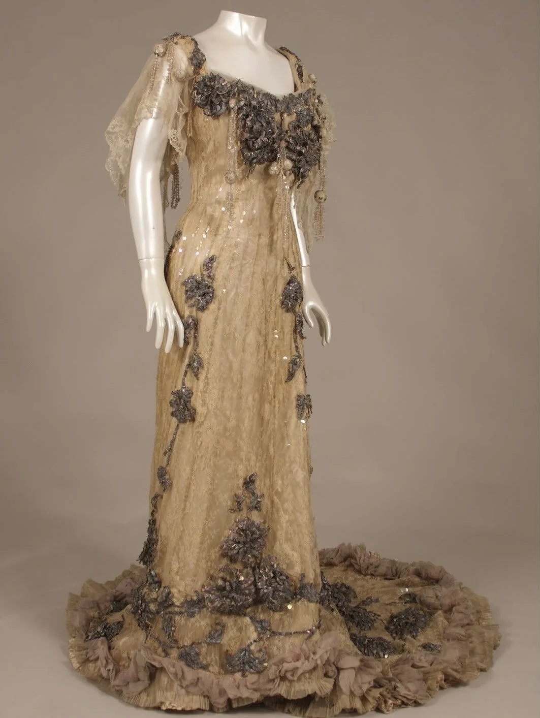 ✨Evening dress, 1904, Redfern, MCNY

Silk taffeta, silk satin, silk chiffon, lace, iridescent sequins and beads
.
.
.
.
.
.
.
.
#1900s #edwardian #edwardianfashion #historicalfashion #1900sfashion #1900sstyle #historicaldress #edwardianera #eveningdr