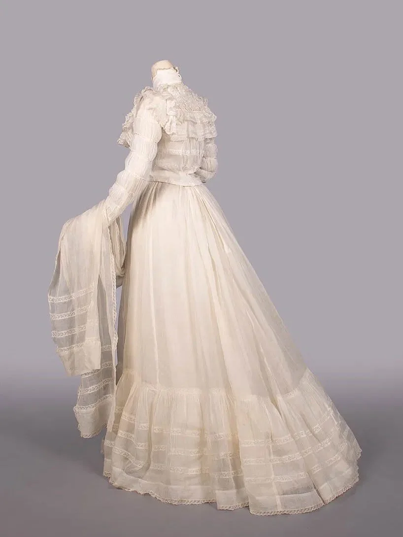 🤍 Four Piece Organdy Lingerie Gown, c. 1904, maker unknown, Augusta Auctions
.
.
.
.
.
.
.
.
.
.
#1900s #edwardian #edwardianfashion #historicalfashion #historicaldress