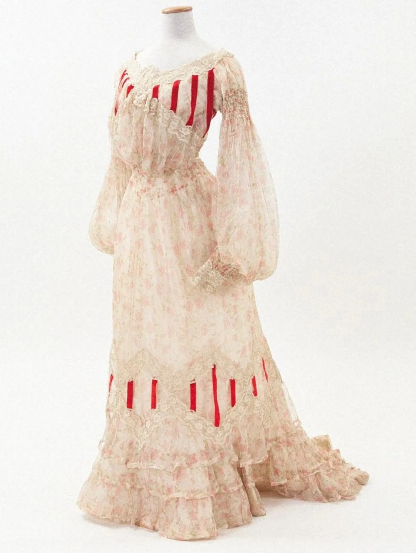 🍒 &ldquo;A streamlined silhouette that protrudes the chest and draws an S-shaped curve from the chest to the back of the waist. Lace is layered on chiffon fabric printed with a floral pattern, and accented with red velvet. Using delicate fabrics to 