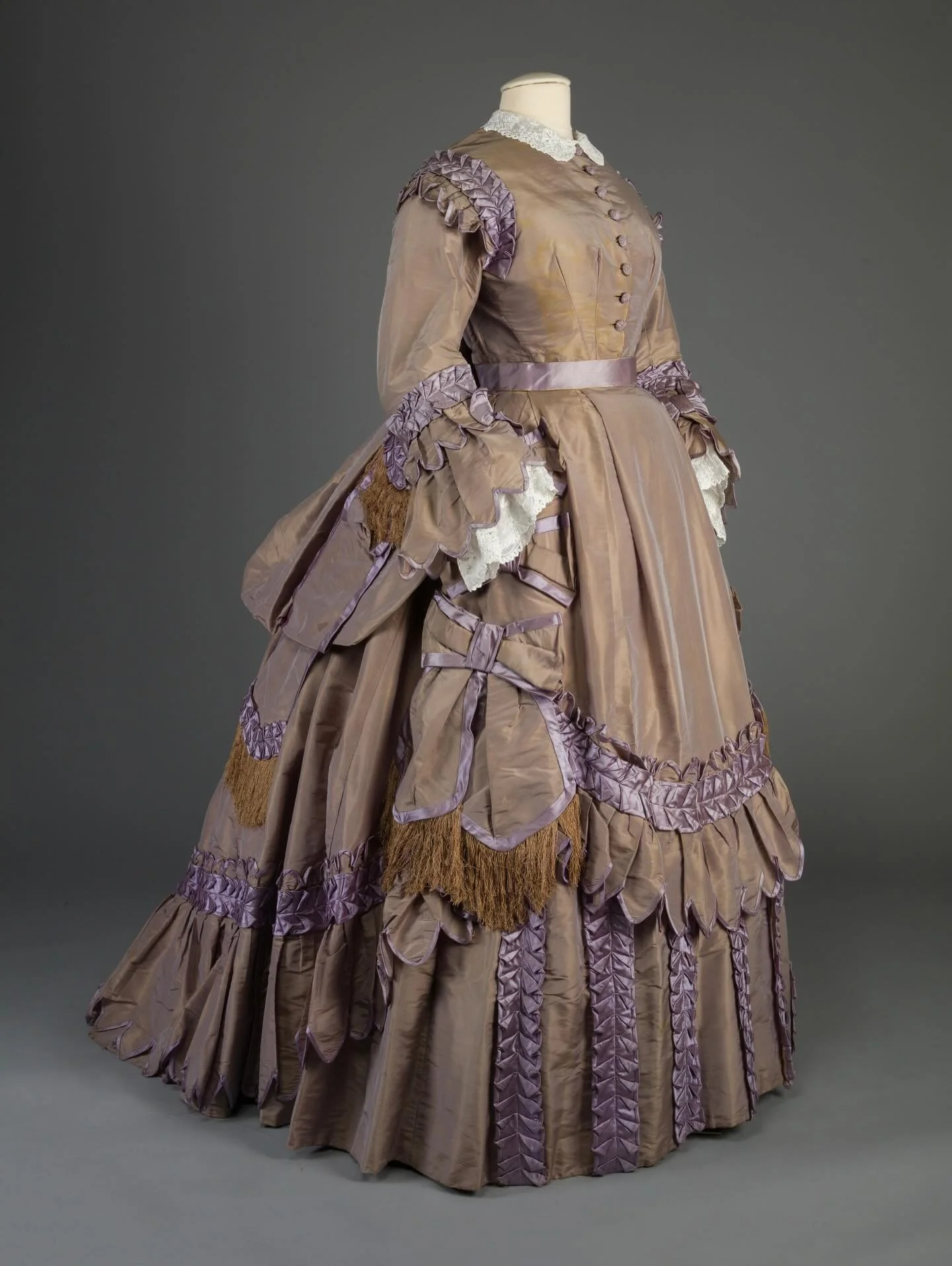 💜 &ldquo;Shot silk taffeta carriage or visiting dress worn by Anne &ldquo;Annie&rdquo; Campbell Gordon Thomas (1819&ndash;1886).The bodice comprises changeable lavender &amp; gold silk taffeta with lavender satin trim, separate collar, cuffs attache