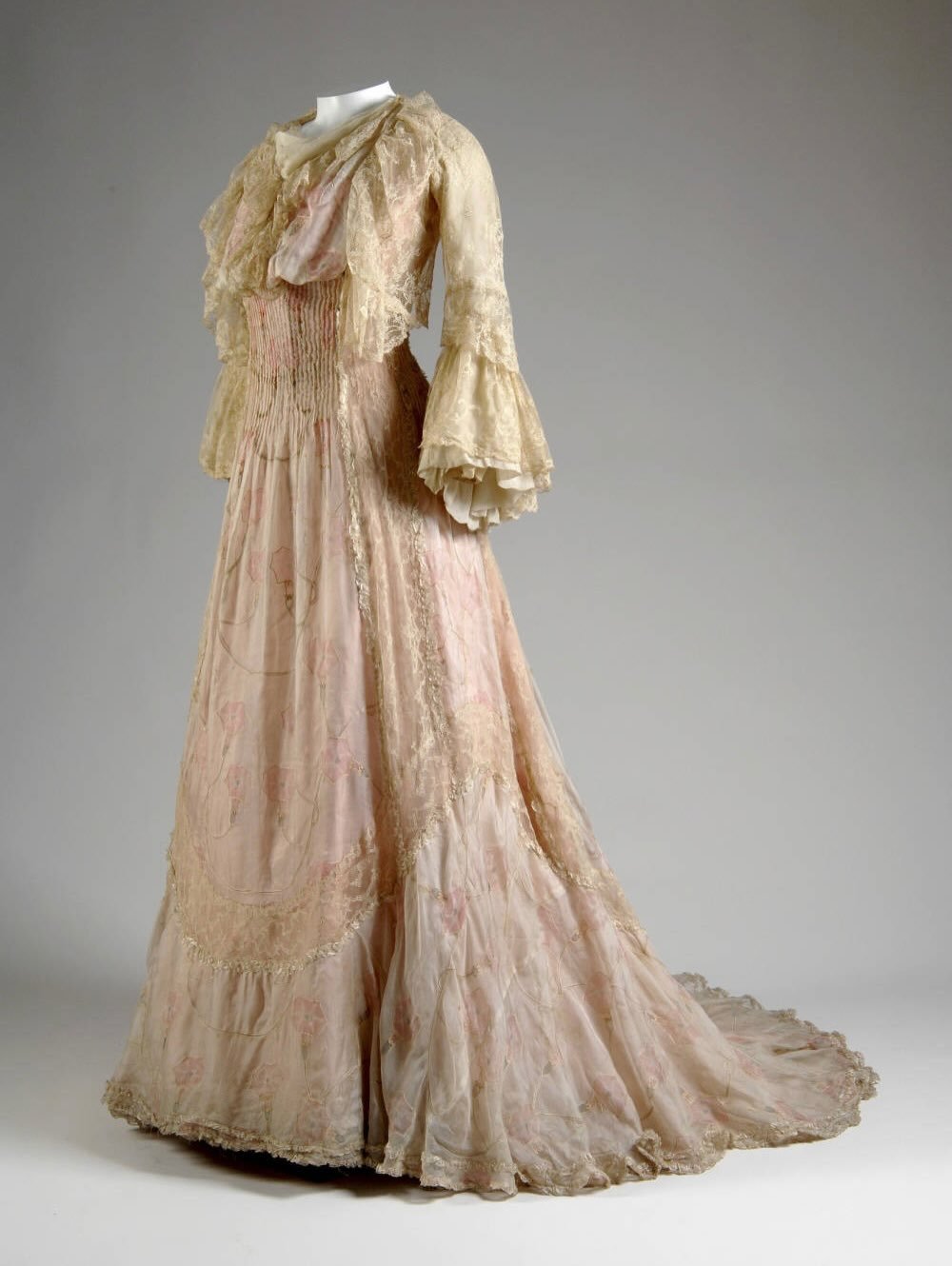 🌸 &ldquo;[Nancy (Leiter) Campbell (1873-1930)] was married at the Leiter House in Washington D.C. on November 29th, 1904. It was reported of her at the time that, &ldquo;although born in Chicago and receiving her early education in the schools of th