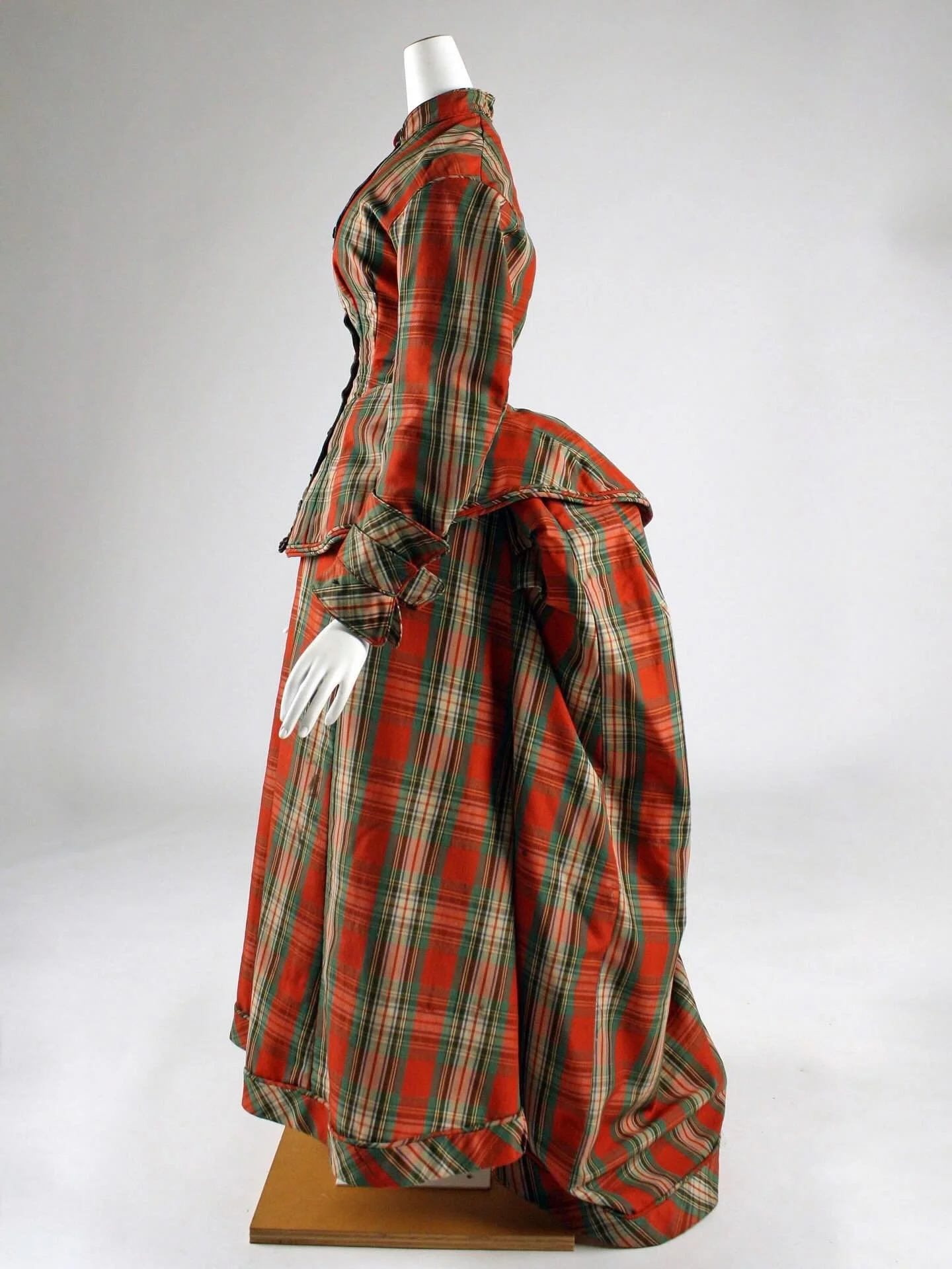 ❤️ Dress, 1873-1876, maker unknown, the Met
.
.
.
.
.
.
.
.
.
.
.
#1870s #gildedage #historicalfashion #victorian #plaid