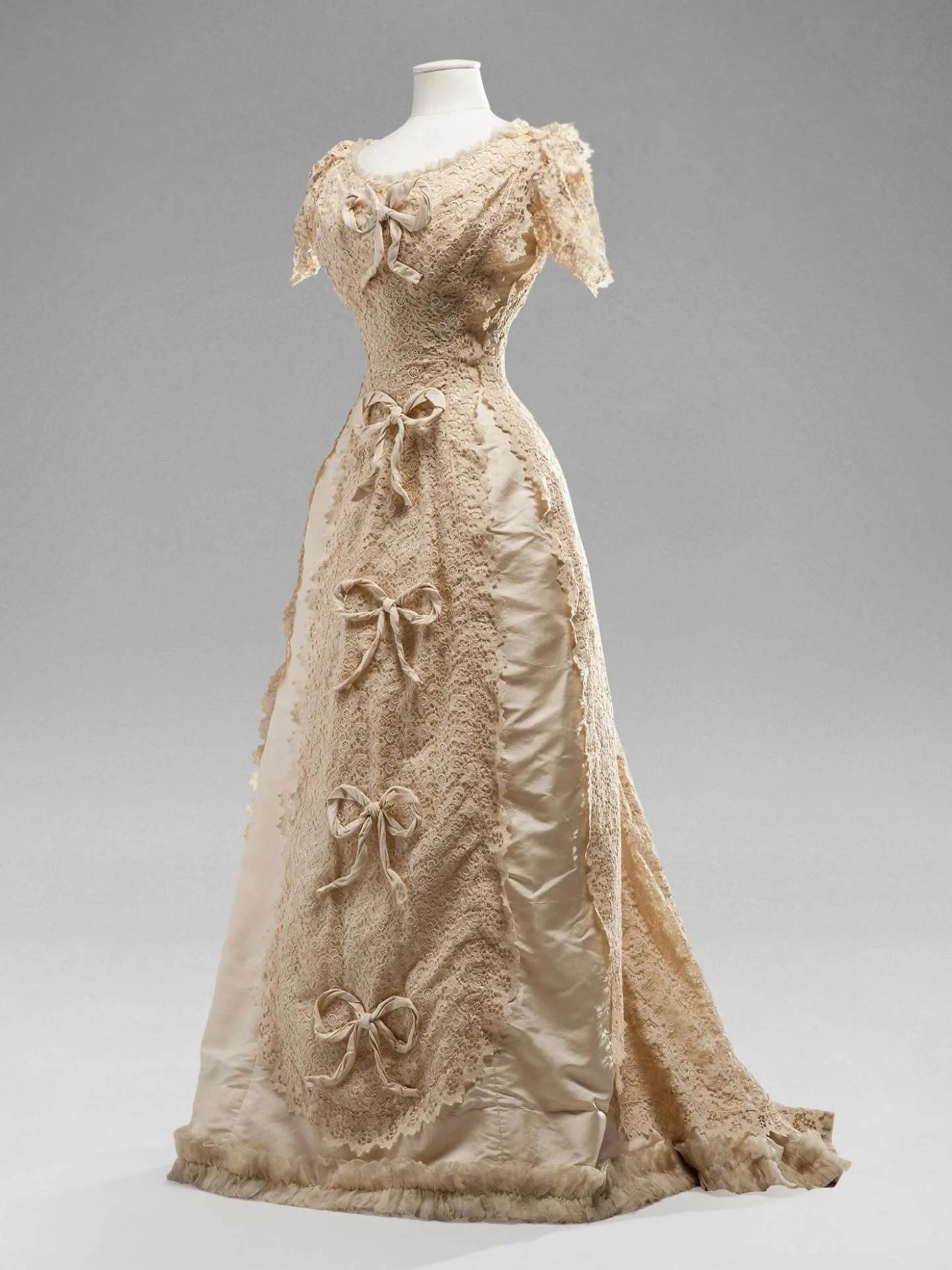 ⭐️ Beatrice Verity Manners wedding dress, c. 1900, Teresa Ventinove, Museo del Tessuto

Silk
.
.
.
.
.
.
.
.
.
.
#1890s #belleepoque #weddingdresses #bows #historicalfashion