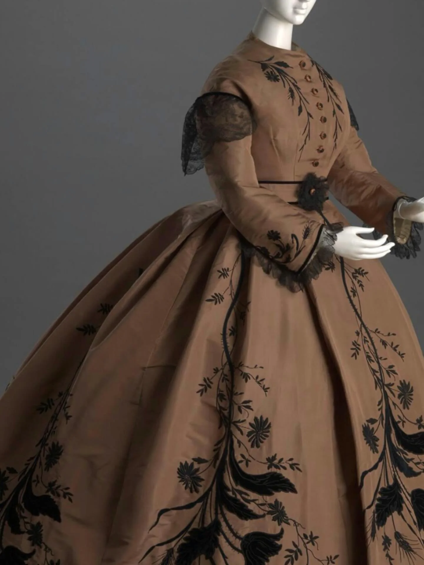 🍂 Ensemble: Dress, Belt, Pelerine and Boots, c. 1866, maker unknown, Cincinnati Art Museum 

silk, linen, cotton, leather, metal
.
.
.
.
.
.
.
.
.
.
#1860s #crinoline #historicalfashion #victorianera #historicalromance #dresshistory