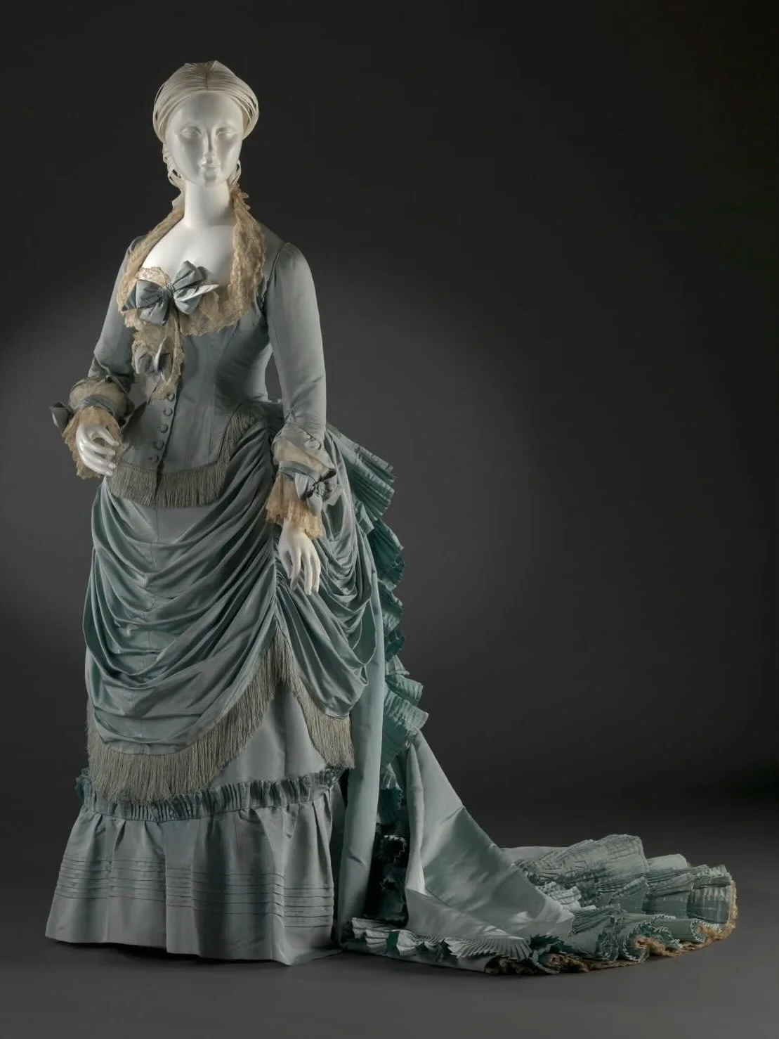 💙 Reception Dress, c. 1875, House of Worth, Cincinnati Art Museum 

silk faille, lace and organdy
.
.
.
.
.
.
.
.
.
.
#1870s #victorianfashion #historicalfashion #houseofworth #hautecouture