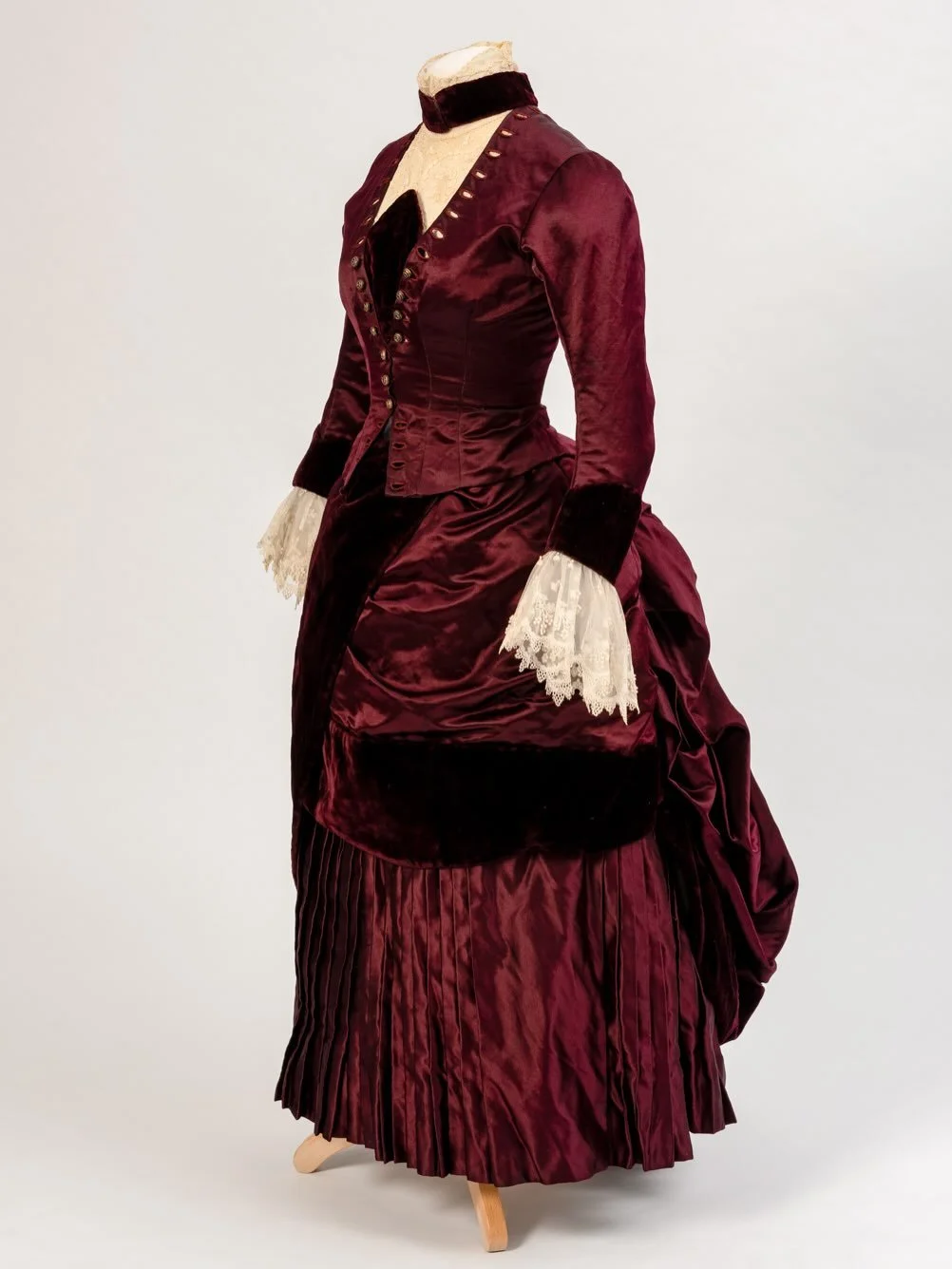 🎄 Silk satin day dress with velvet trim, 1884, maker unknown, Fashion Museum Bath
.
.
.
.
.
.
.
.
.
.
#victorianchristmas #historicalfashion #gildedage #victoriandress #dresshistory #historicalromance