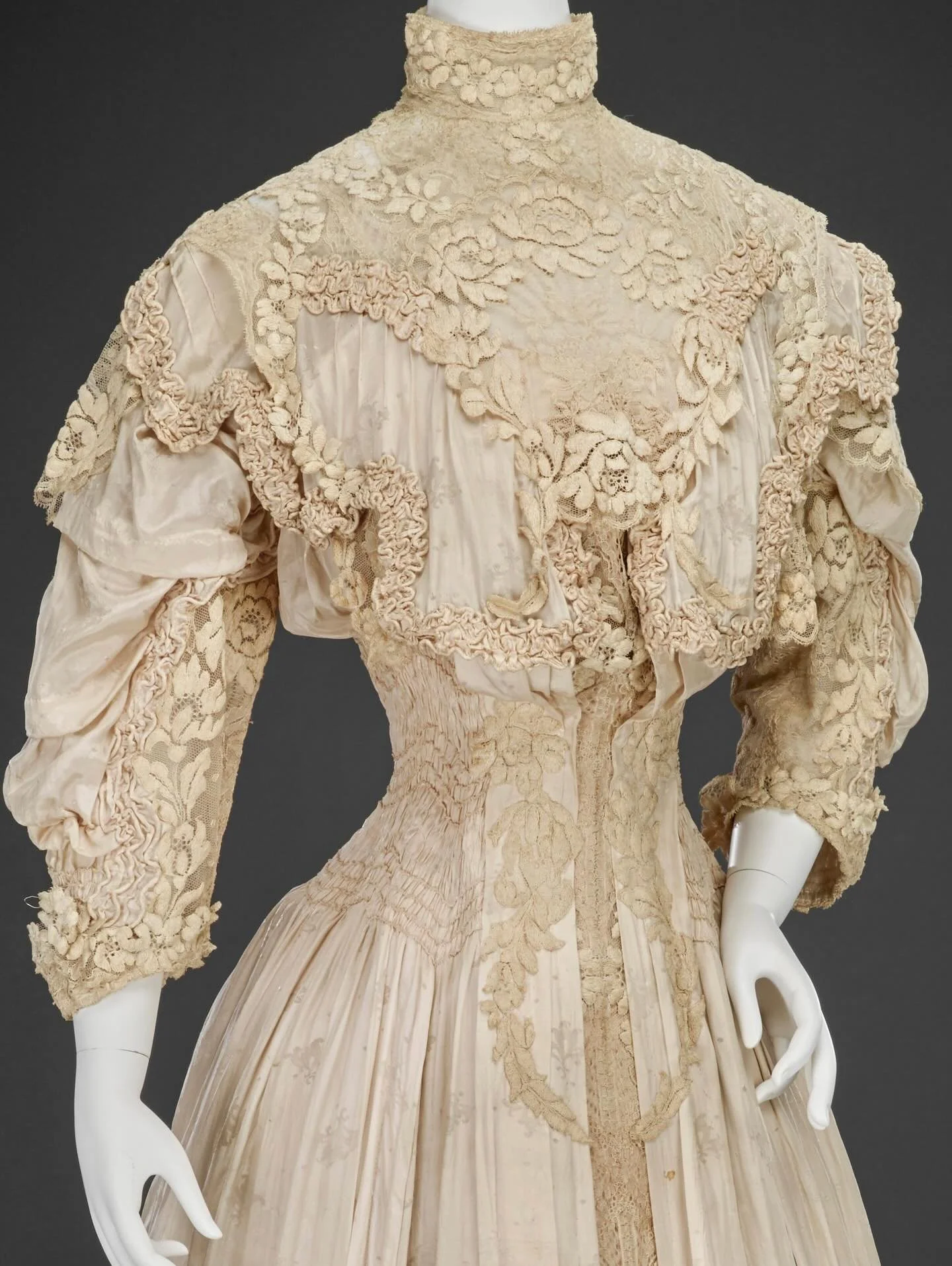 ✨ Afternoon dress, c. 1906, Girolamo Giuseffi, Newfields 

silk damask, silk lace, silk taffeta
.
.
.
.
.
.
.
.
.
.
#1900s #edwardian #belleepoque #historicalfashion #historicaldress #dresshistory