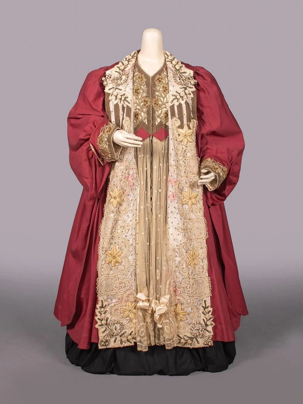 🎭 Embroidered Broadcloth Opera Coat, c. 1900, maker unknown, Augusta Auctions
.
.
.
.
.
.
.
.
.
.
#1900s #historicalfashion #embroidery #fashionhistory #eveningwear