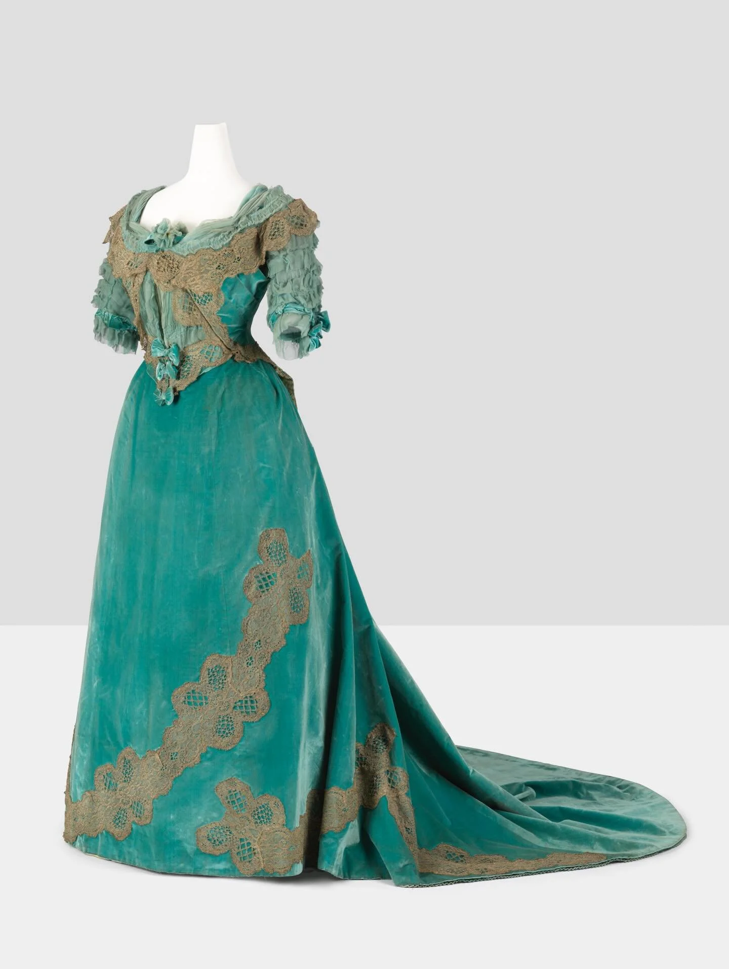🩵 Two-piece evening gown with train, c. 1905, Mme. H. van der Taelen, Centraal Museum Utrecht

turquoise velvet and crepe chiffon decorated with gold lace
.
.
.
.
.
.
.
.
.
.
#1900s #edwardian #belleepoque #historicalfashion #historicalromance #hist