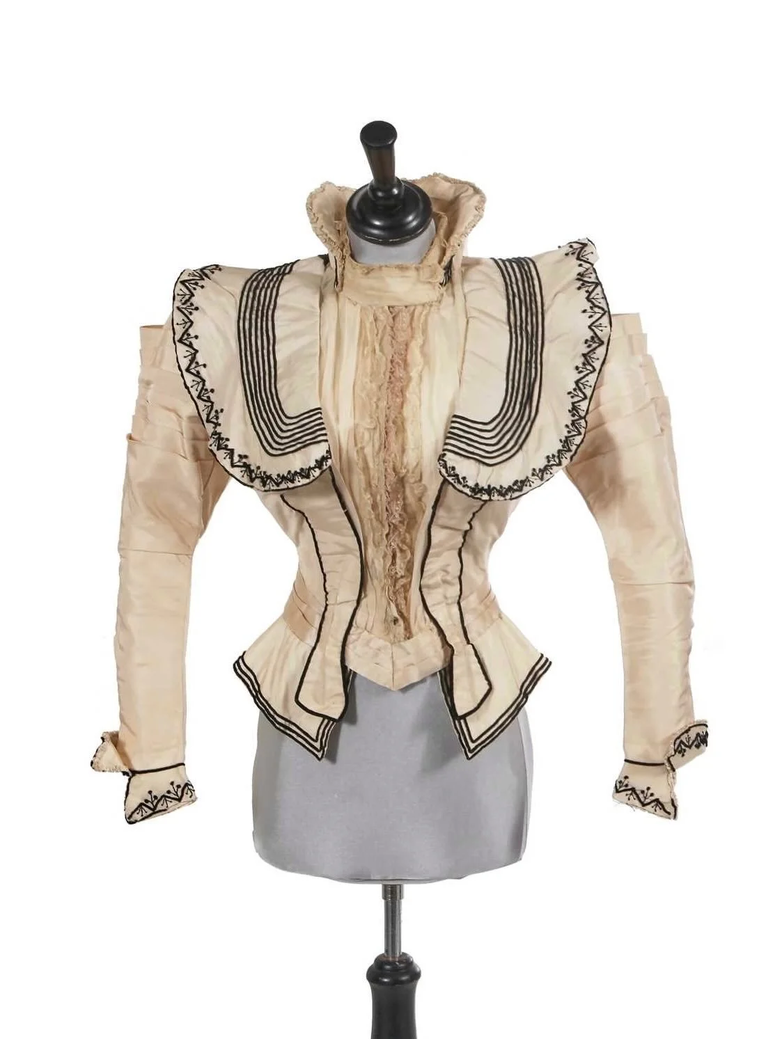 ❄️ A Gustave Beer cream silk jacket, 1890s, Kerry Taylor Auctions

Worn by &lsquo;Lily&rsquo;, Lady Fitzgerald (1858-1947) of Buckland House, Oxfordshire

Lily, Lady FitzGerald with Mrs Robin Grant holding her son, and Nesta, Lady George Wellesley, c