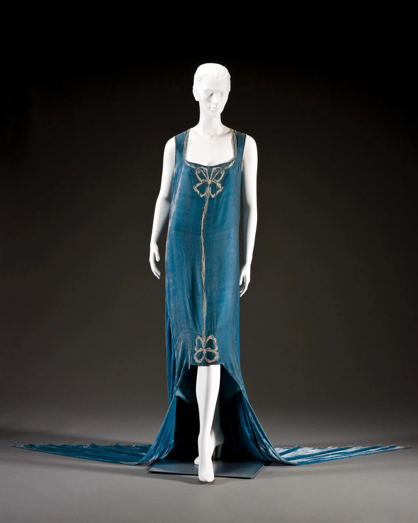💙 Evening dress, 1920s, Callot Soeurs, Newfields

silk velvet, silver metallic embroidery thread, faux pearls (coated hollow glass beads)
.
.
.
.
.
.
.
.
.
.
.
.
.
.
.
.
.
.
#1920s #hautecouture #callotsoeurs #historicalfashion #historicalromance