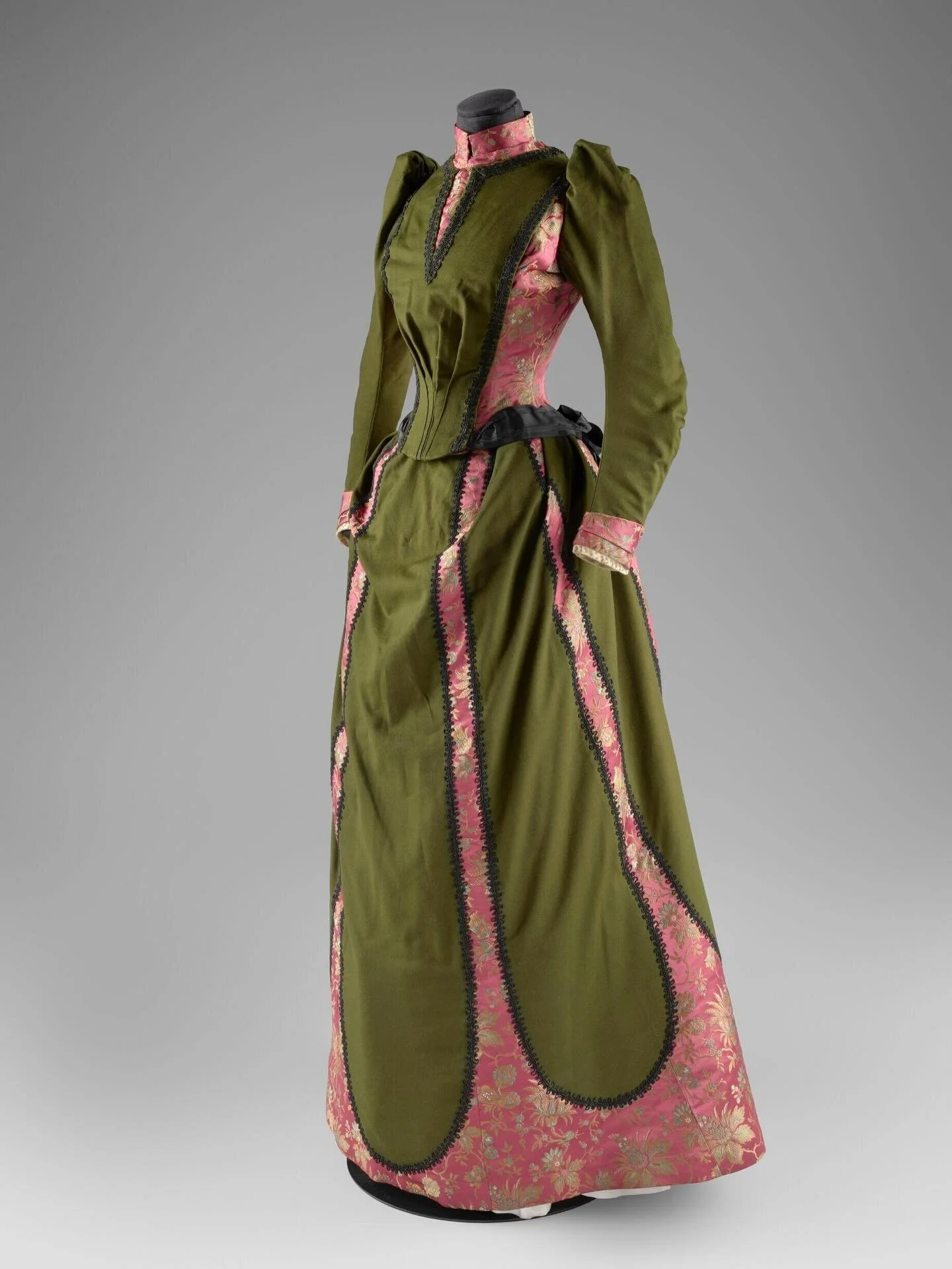 💚 &ldquo;This dress was owned by Cara Broughton, n&eacute;e Cara Leland Huttleston Rogers (1867-1939), who married Urban Hanlon Broughton (1857-1929) in 1895. As Urban H. Broughton died before he could be elevated to a peerage, their eldest son Urba