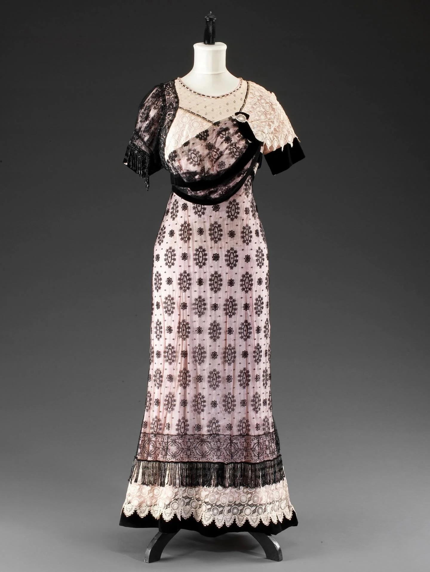 💓 Dress, 1912-1913, maker unknown, Uměleckoprůmyslov&eacute; museum v Praze

Silk
.
.
.
.
.
.
.
.
.
.
#1910s #historicalfashion #edwardian #artnouveau #historicaldress