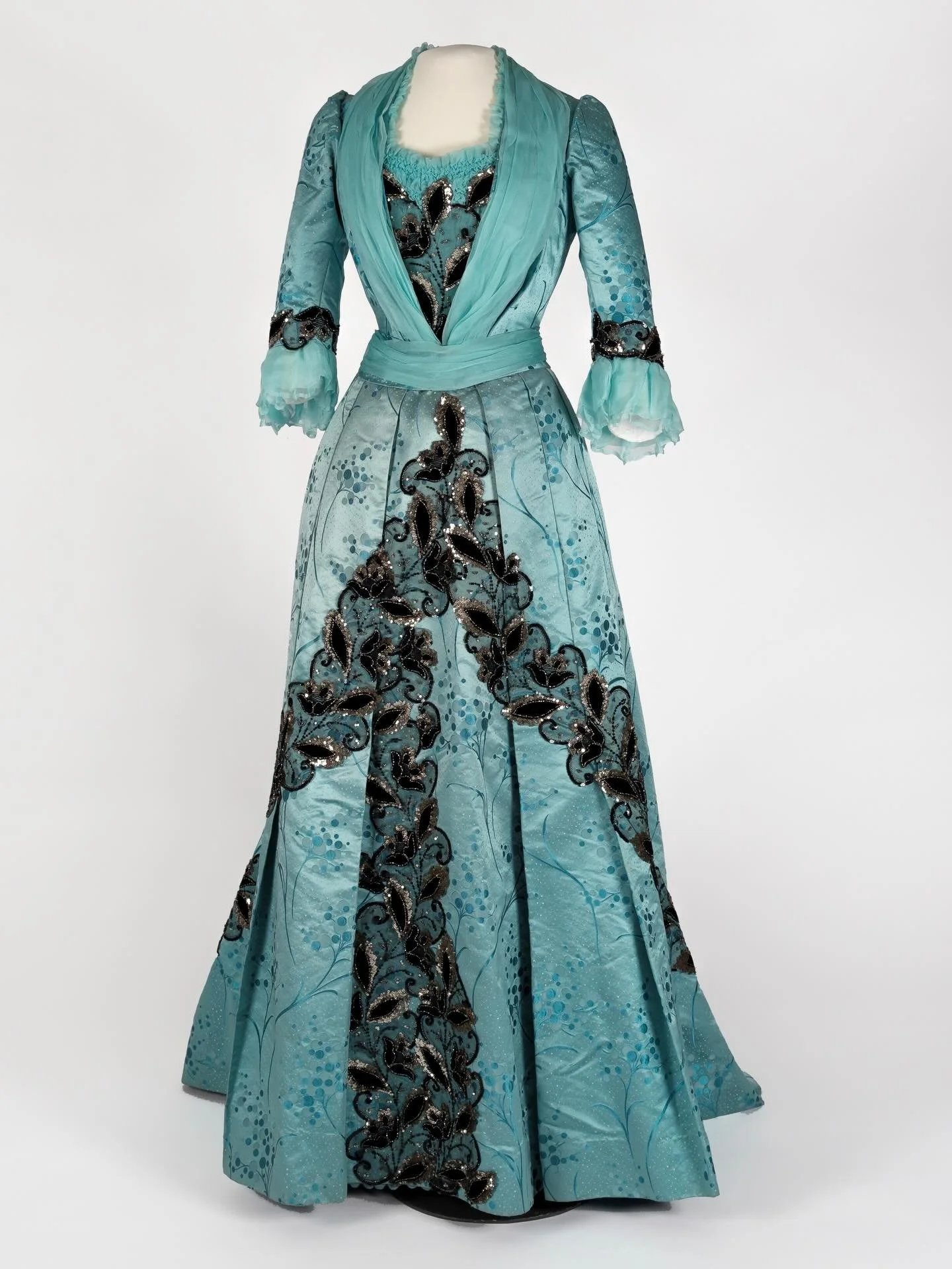 ❄️ Dress, 1900-1901, Madame Memot, Norsk Folkemuseum
.
.
.
.
.
.
.
.
.
.
#1900s #edwardian #historicalfashion #historicaldress #historicalromance