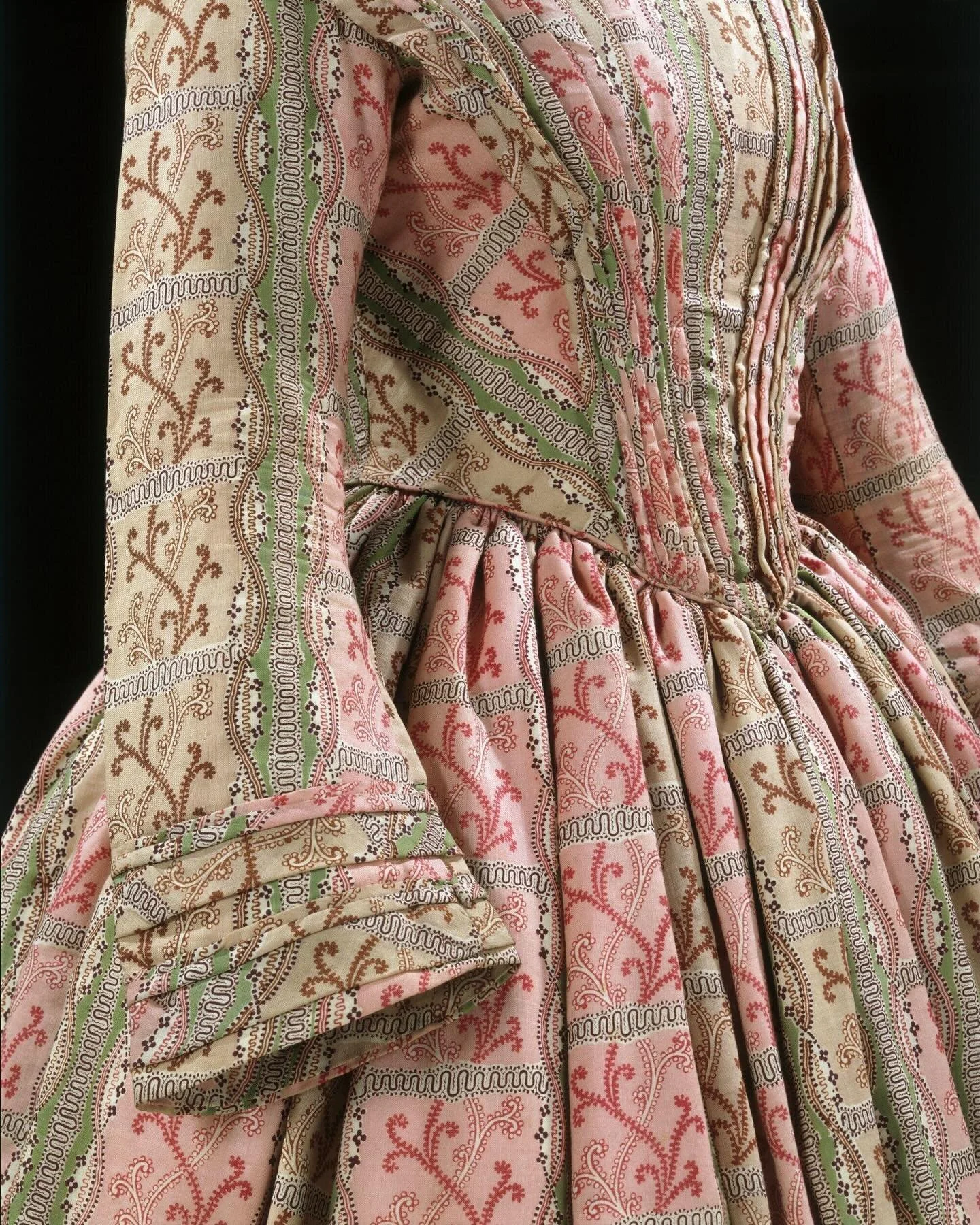 🌱 &ldquo;Curling tendrils separated by undulating lines and a lattice work of simulated trimming adorn this block-printed wool day dress. The delicate scrolling shapes of the tendrils reflects the mid-Victorian interest in 18th century rococo design