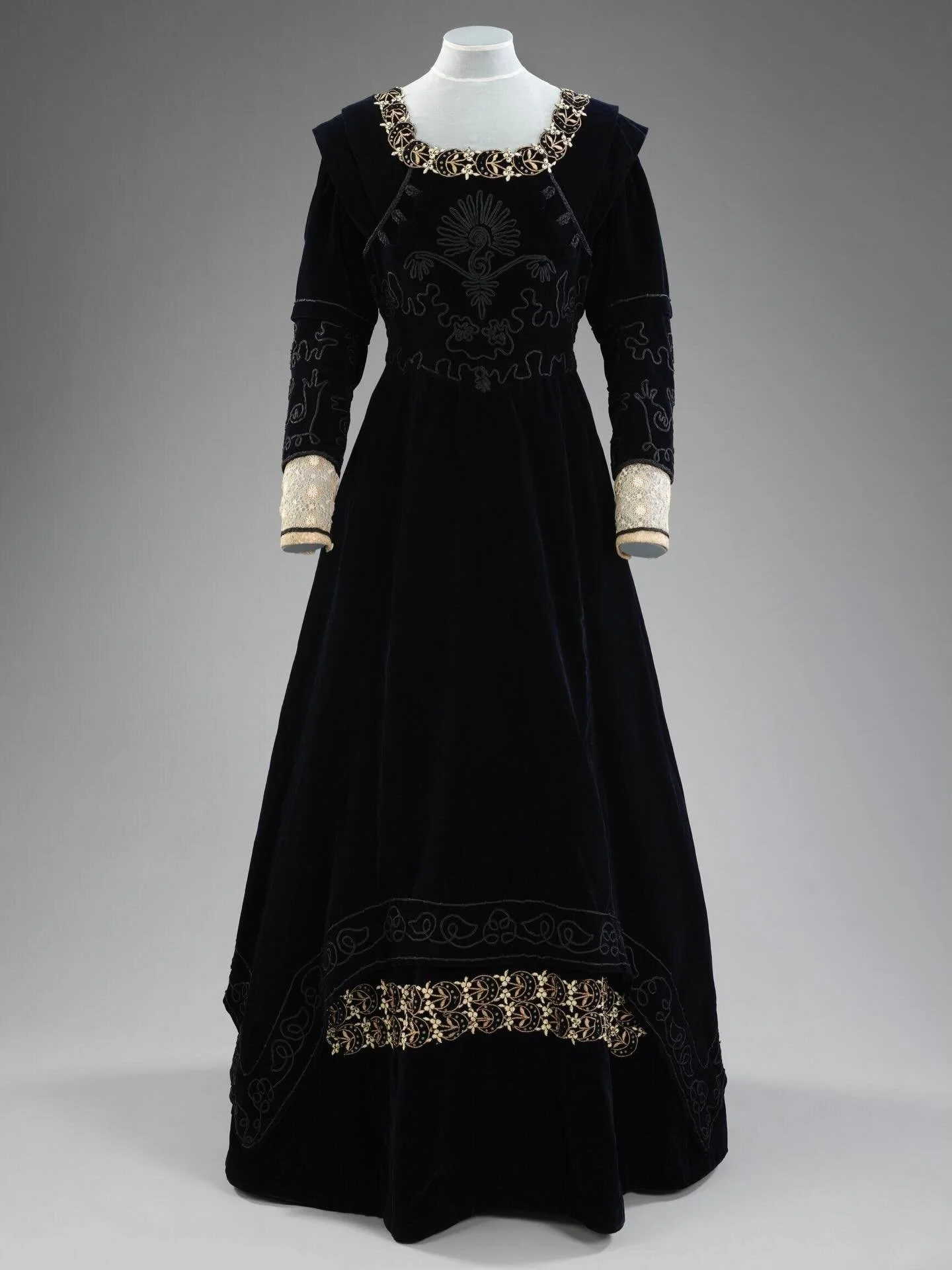 🖤 &ldquo;In the late 19th century, women in artistic circles sometimes designed and wore dresses based on historic styles. Their flowing, comfortable silhouettes contrasted with the constricting fashion of the time. This example has elements from 15